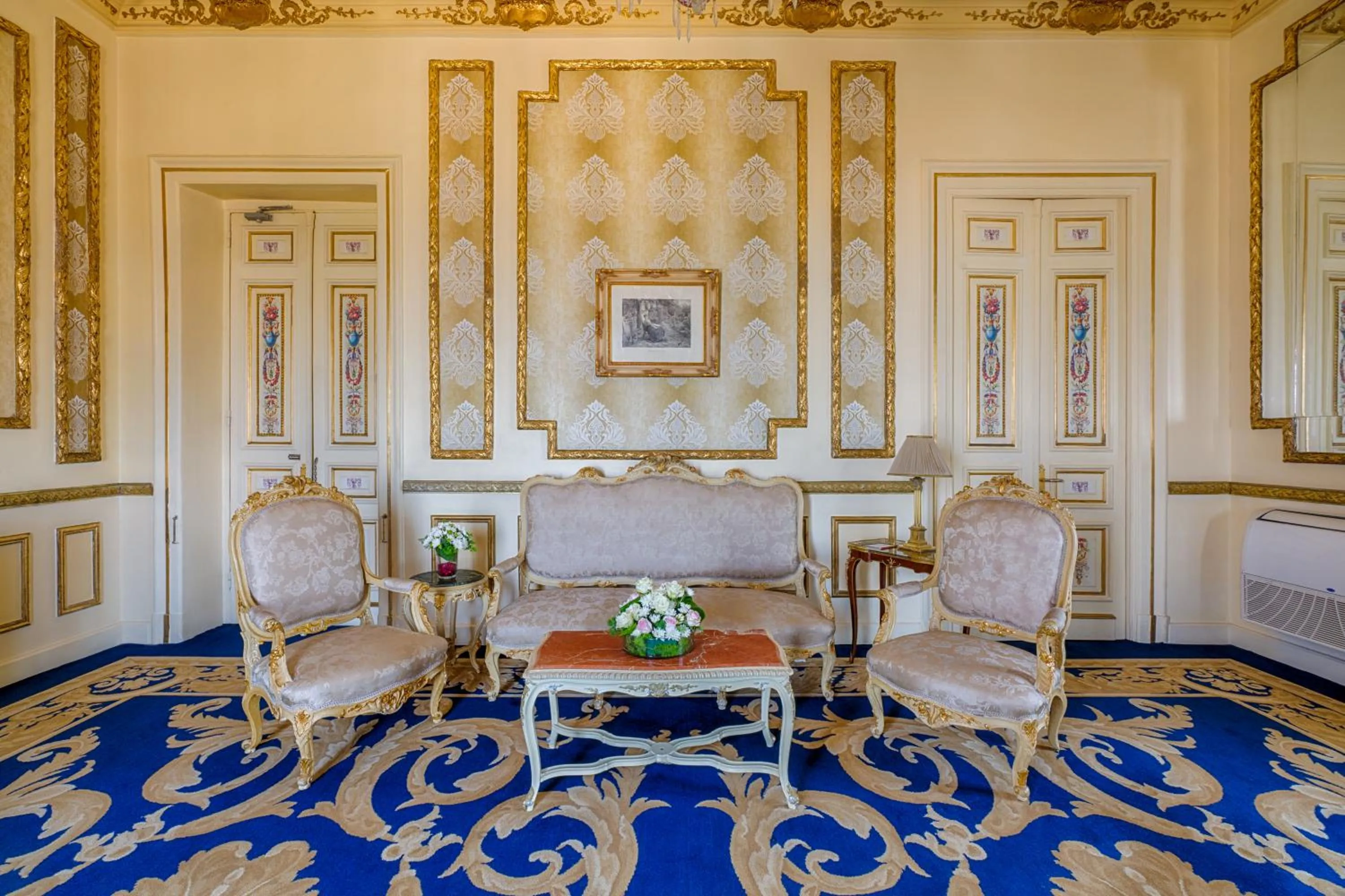 Living room in Le Metropole Luxury Heritage Hotel Since 1902 by Paradise Inn Group