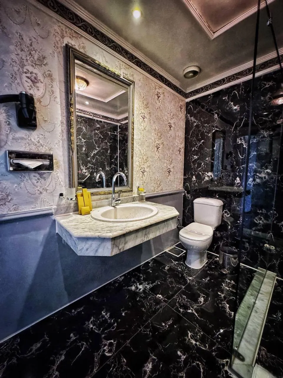 Bathroom in Windsor Palace Luxury Heritage Hotel Since 1906 by Paradise Inn Group