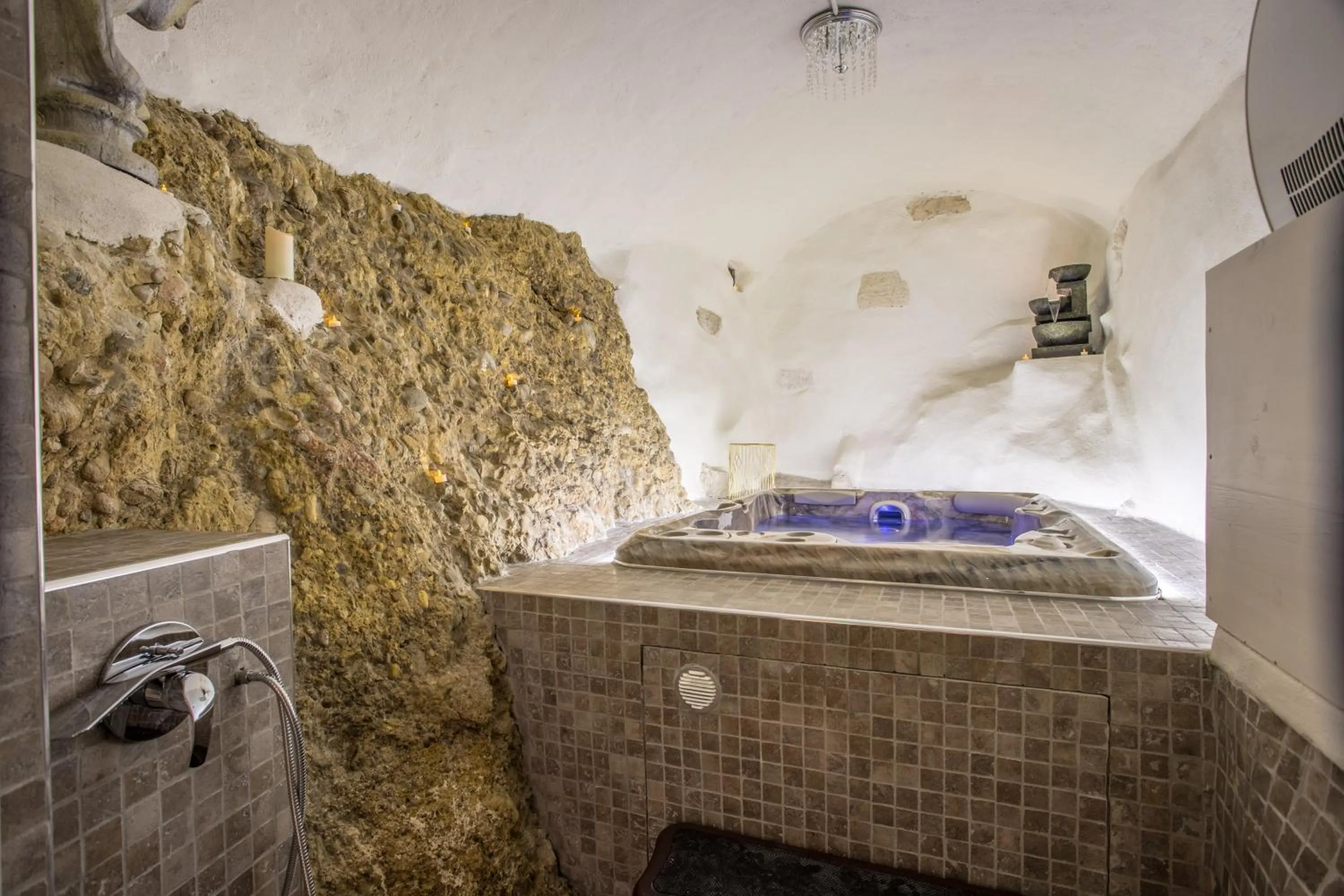 Hot Tub in La Bombonière & Spa