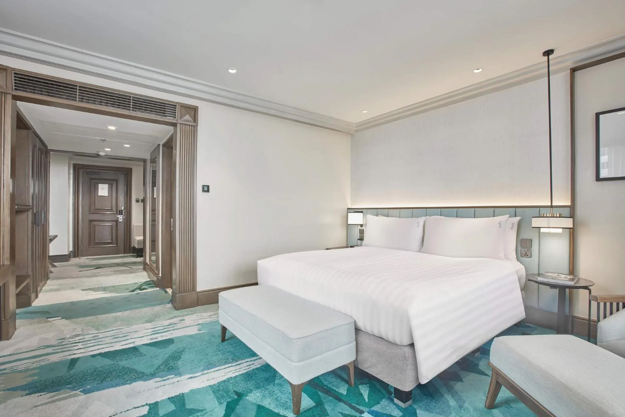 Photo of the whole room, Bed in Holiday Inn & Suites Manila Galleria by IHG