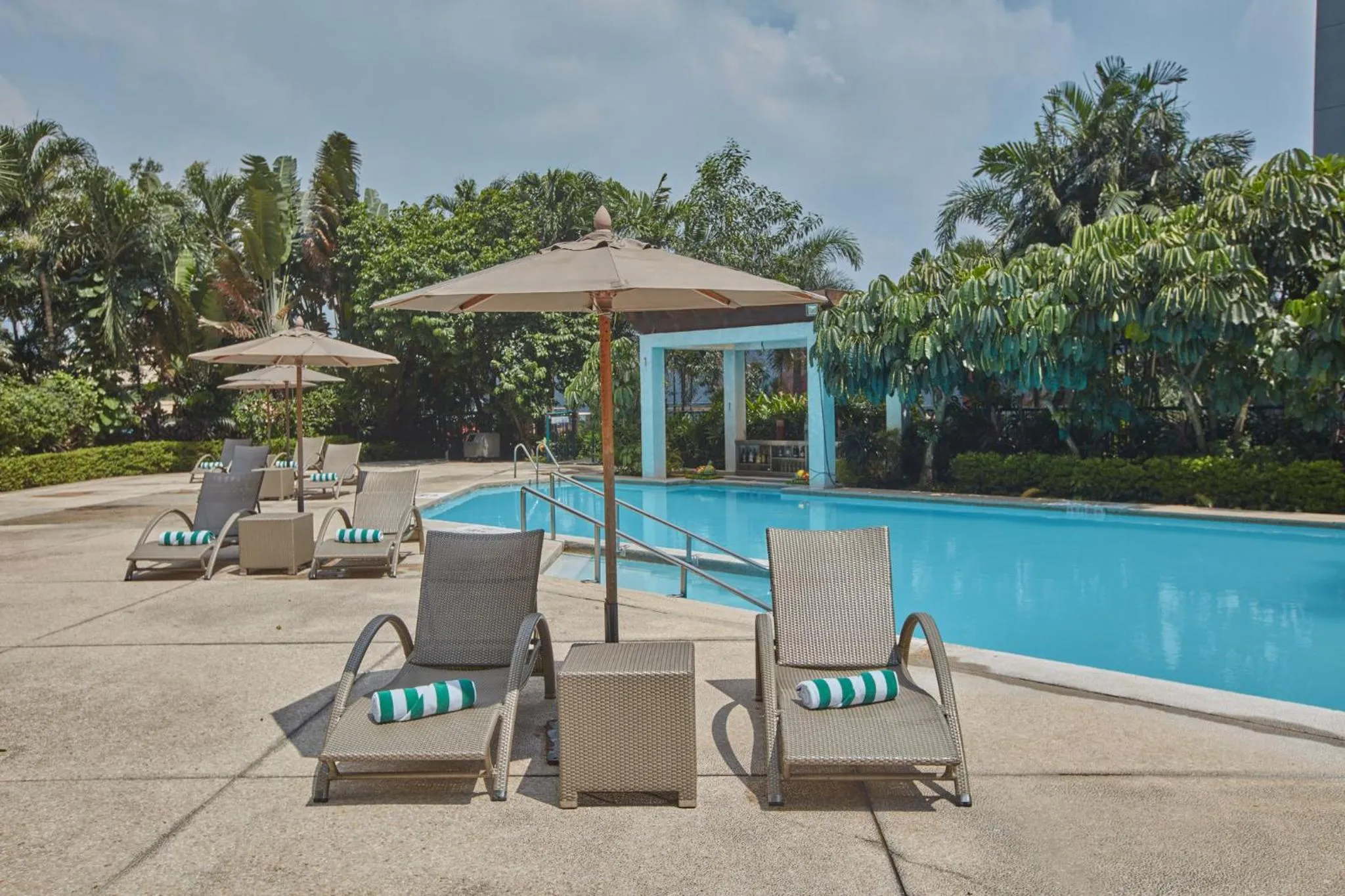 Swimming pool in Holiday Inn & Suites Manila Galleria by IHG