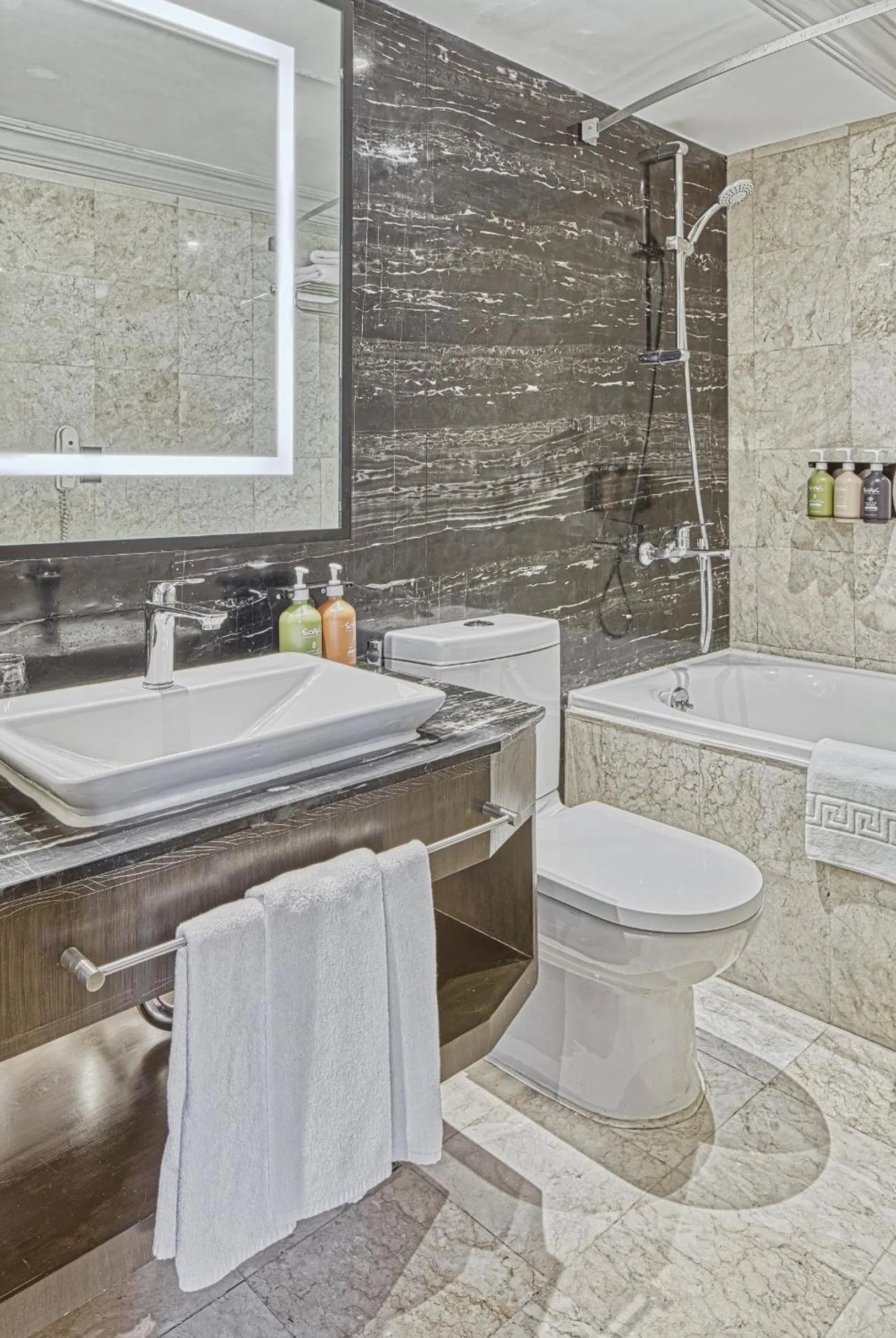 Bathroom in Holiday Inn & Suites Manila Galleria by IHG