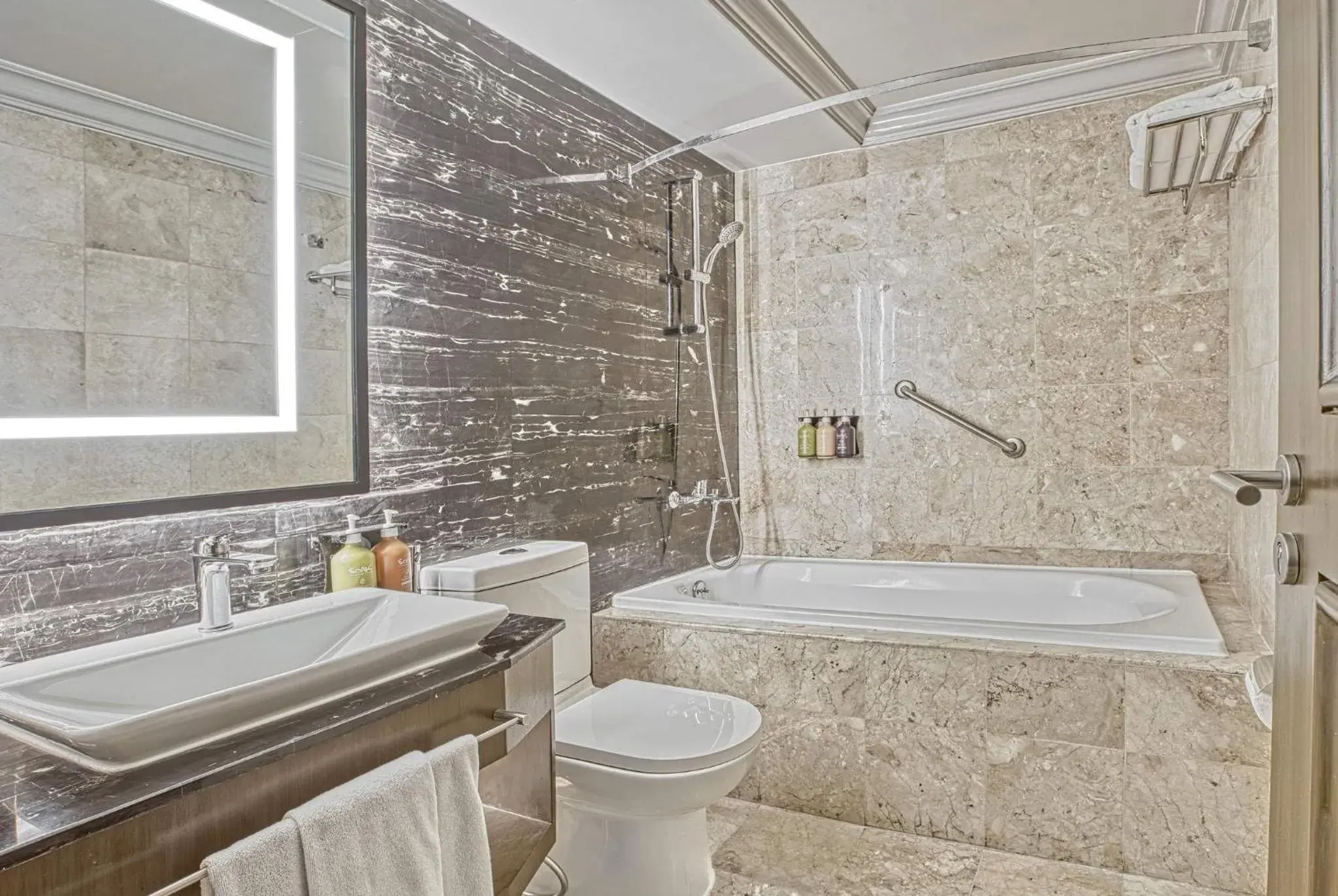 Premium King Room in Holiday Inn & Suites Manila Galleria by IHG Premium King Room in Holiday Inn & Suites Manila Galleria by IHG