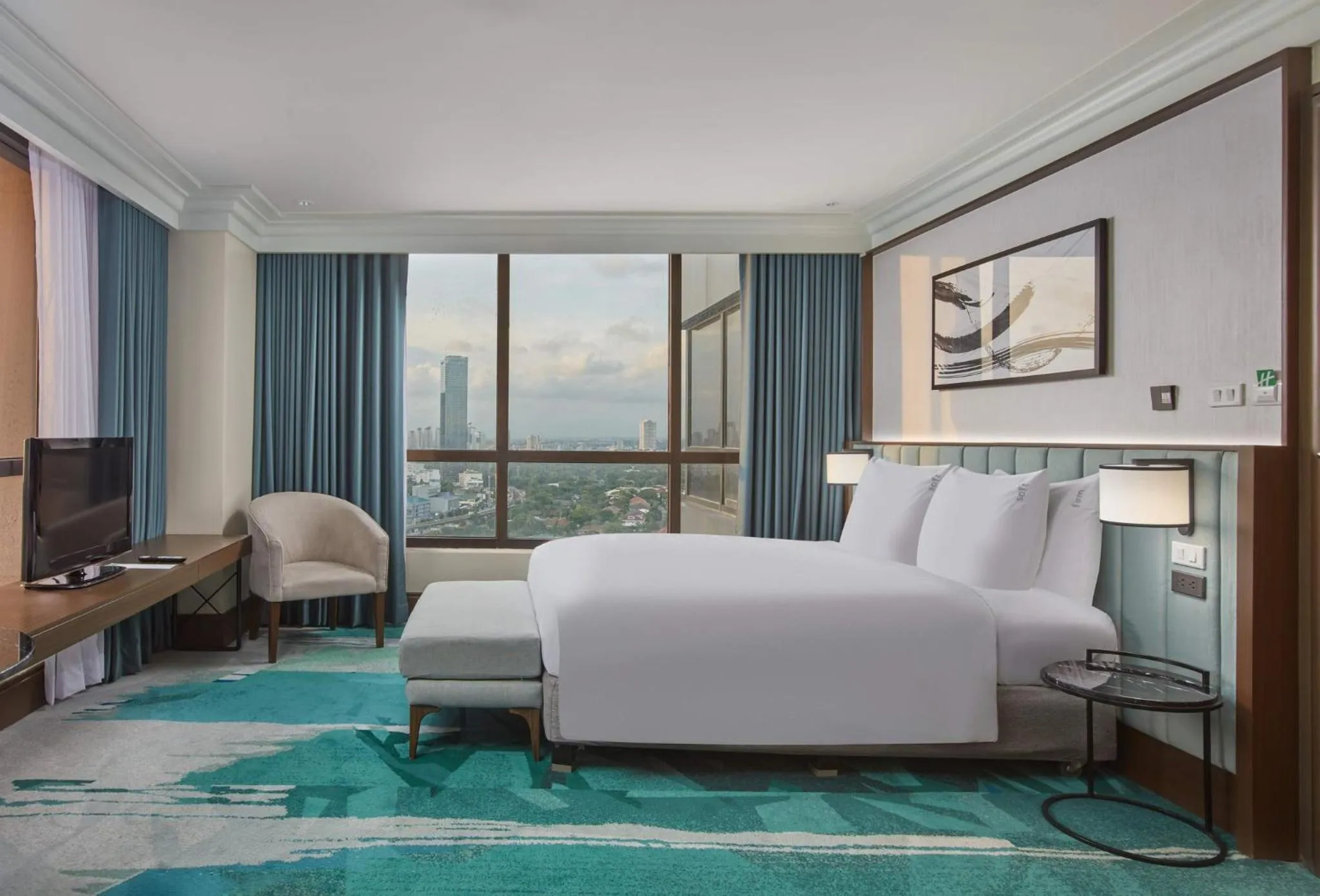 Photo of the whole room, Bed in Holiday Inn & Suites Manila Galleria by IHG