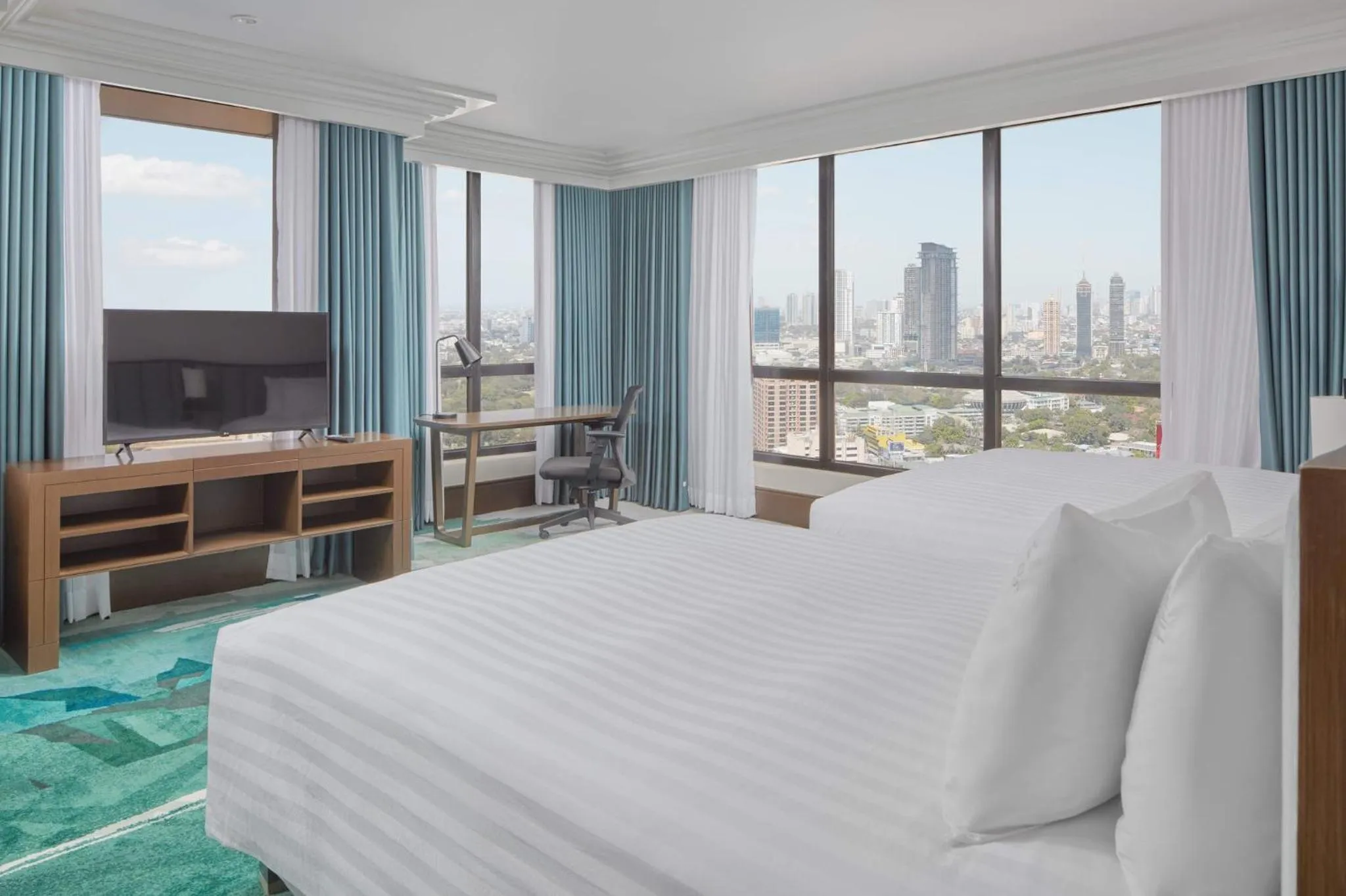 Photo of the whole room, Bed in Holiday Inn & Suites Manila Galleria by IHG