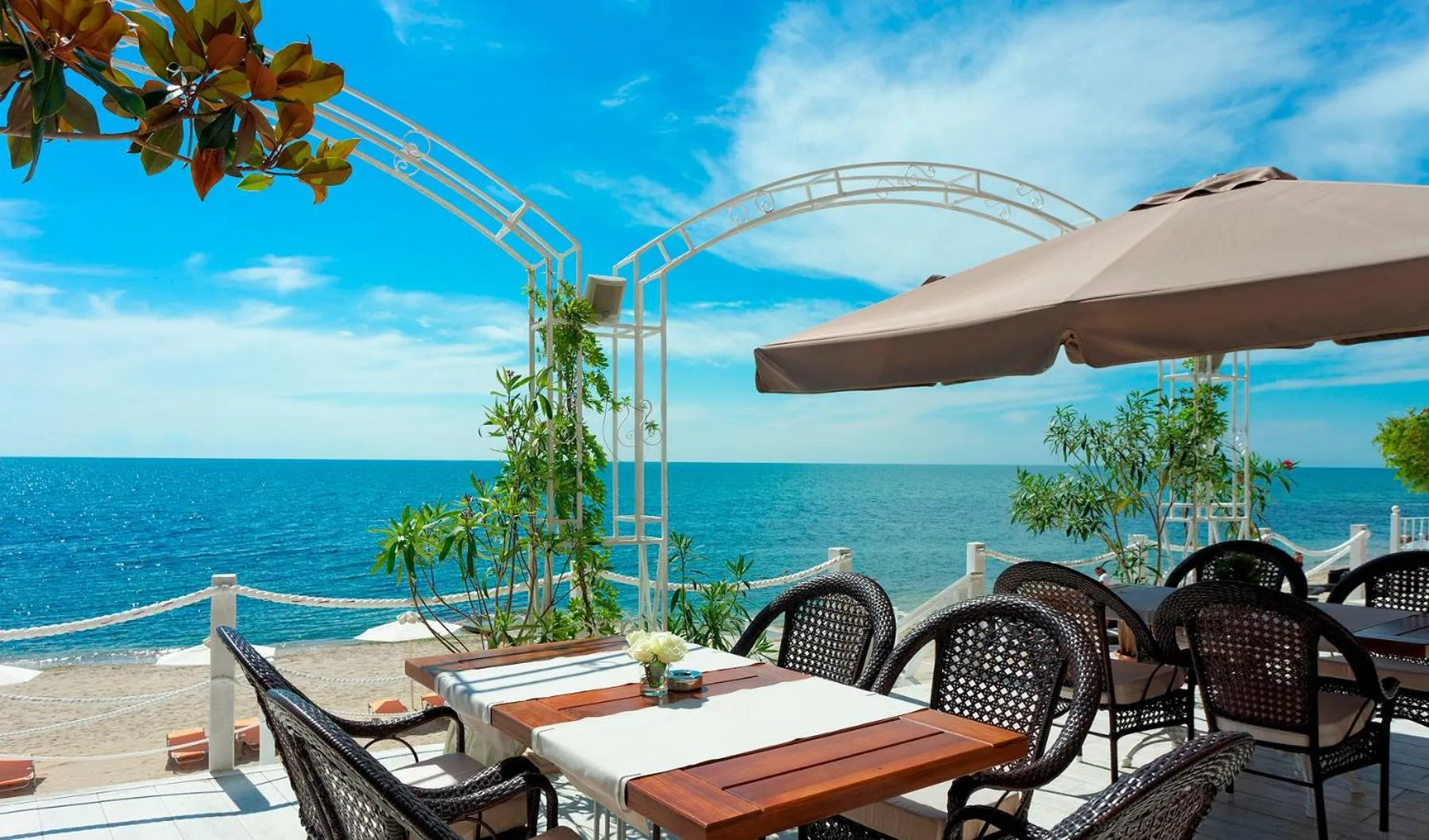 Restaurant/places to eat in La Mer Residence