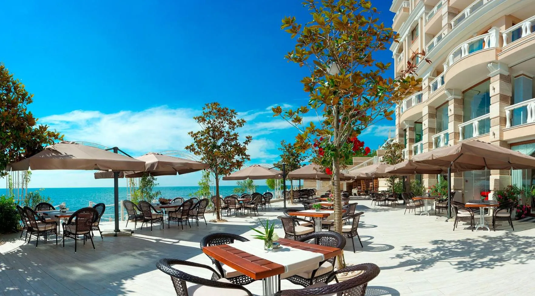 Restaurant/places to eat in La Mer Residence