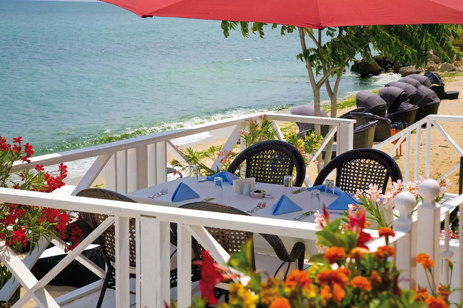 Restaurant/places to eat in La Mer Residence