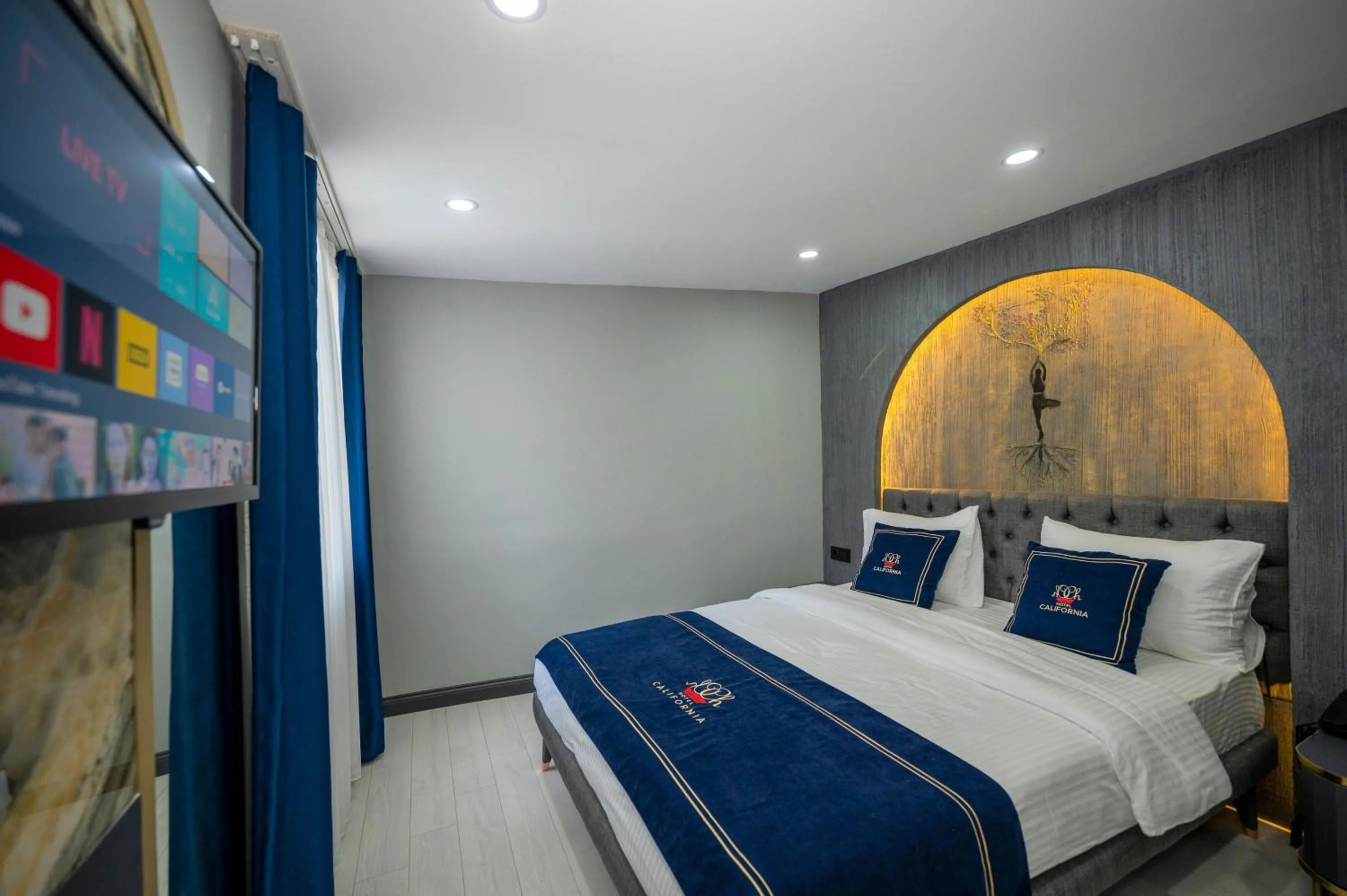 Bedroom, Bed in Hotel California