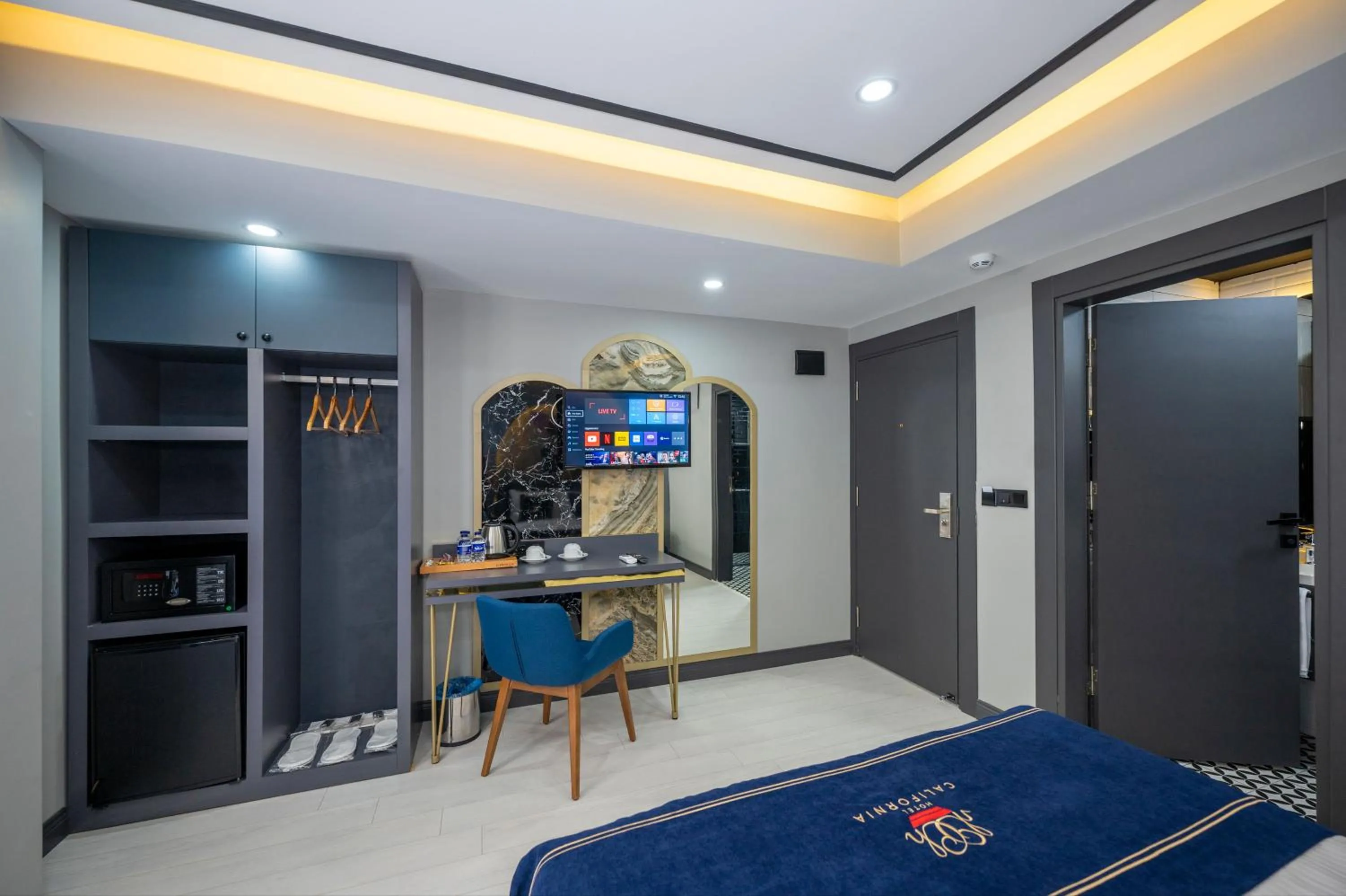 Photo of the whole room, Bed in Hotel California