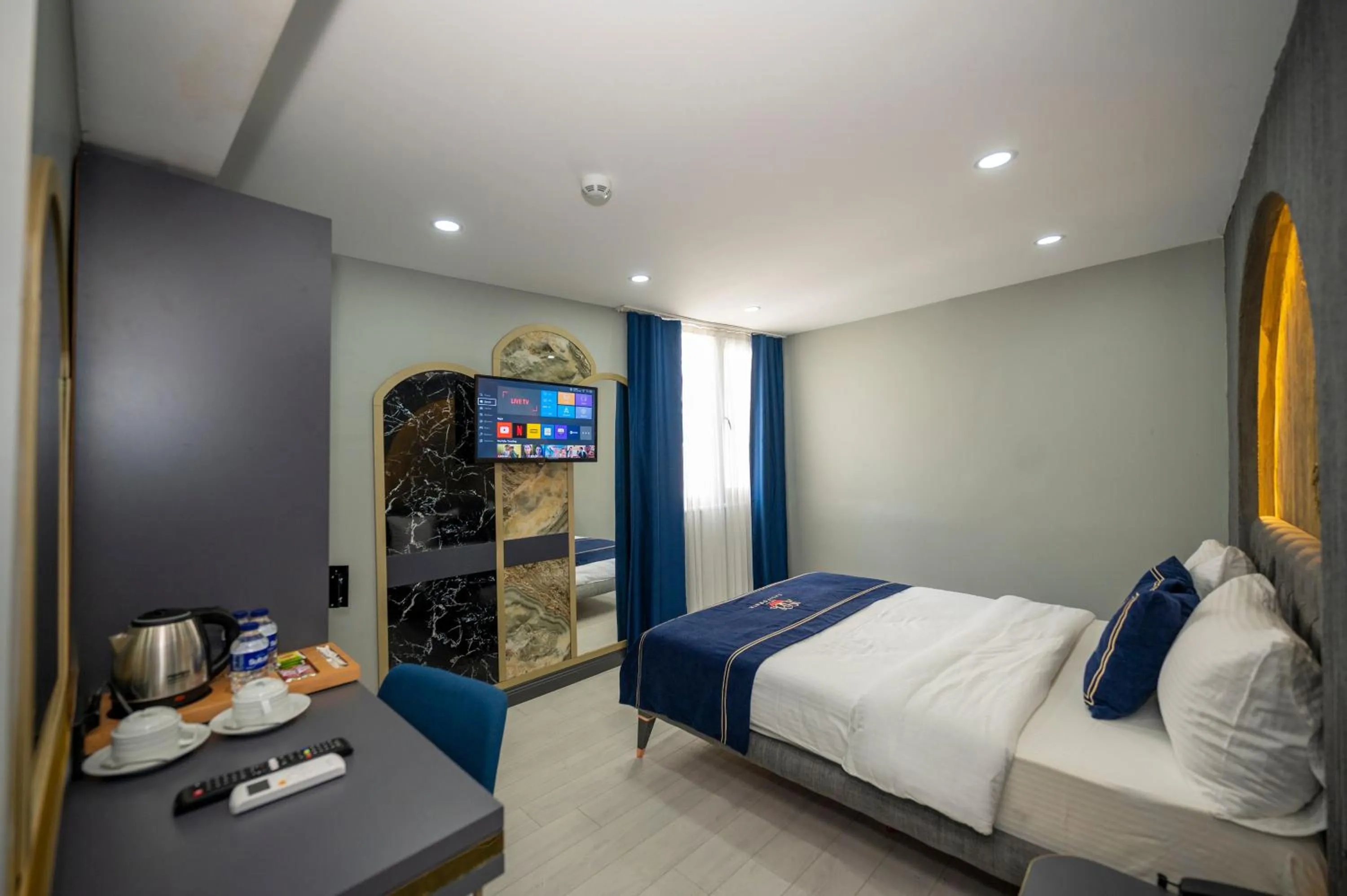 Bedroom, Bed in Hotel California