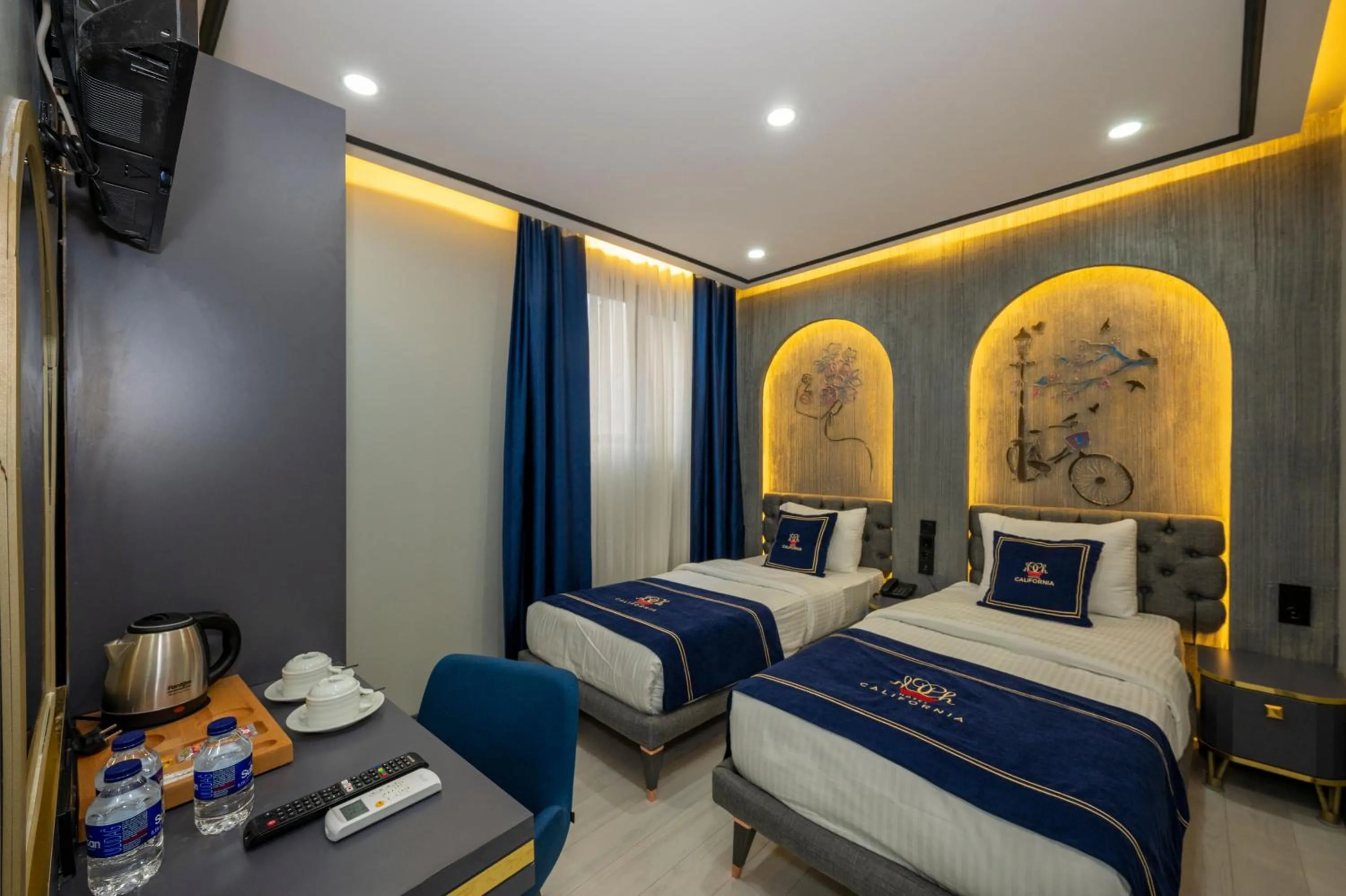 Photo of the whole room, Bed in Hotel California