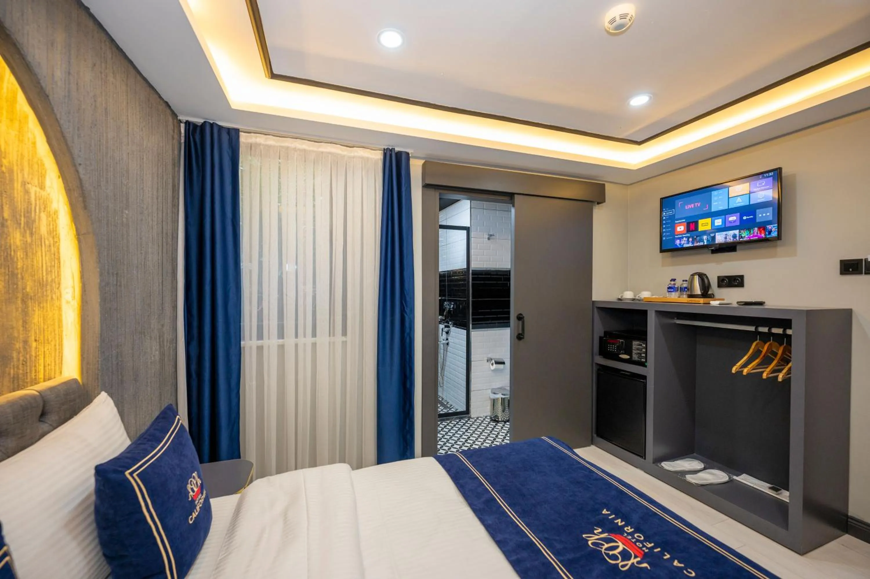 Photo of the whole room, Bed in Hotel California