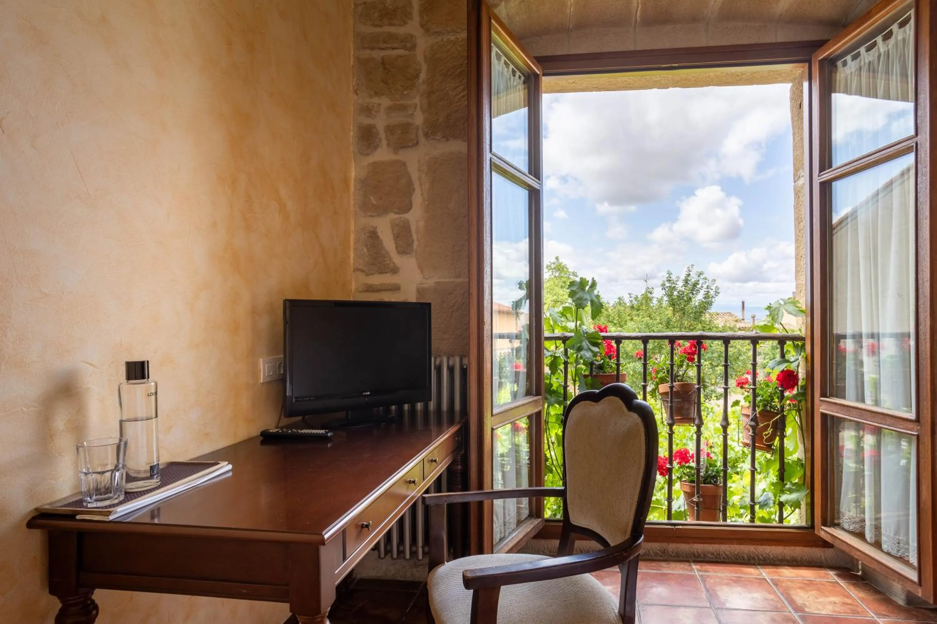 TV and multimedia in Hotel Villa de Ábalos