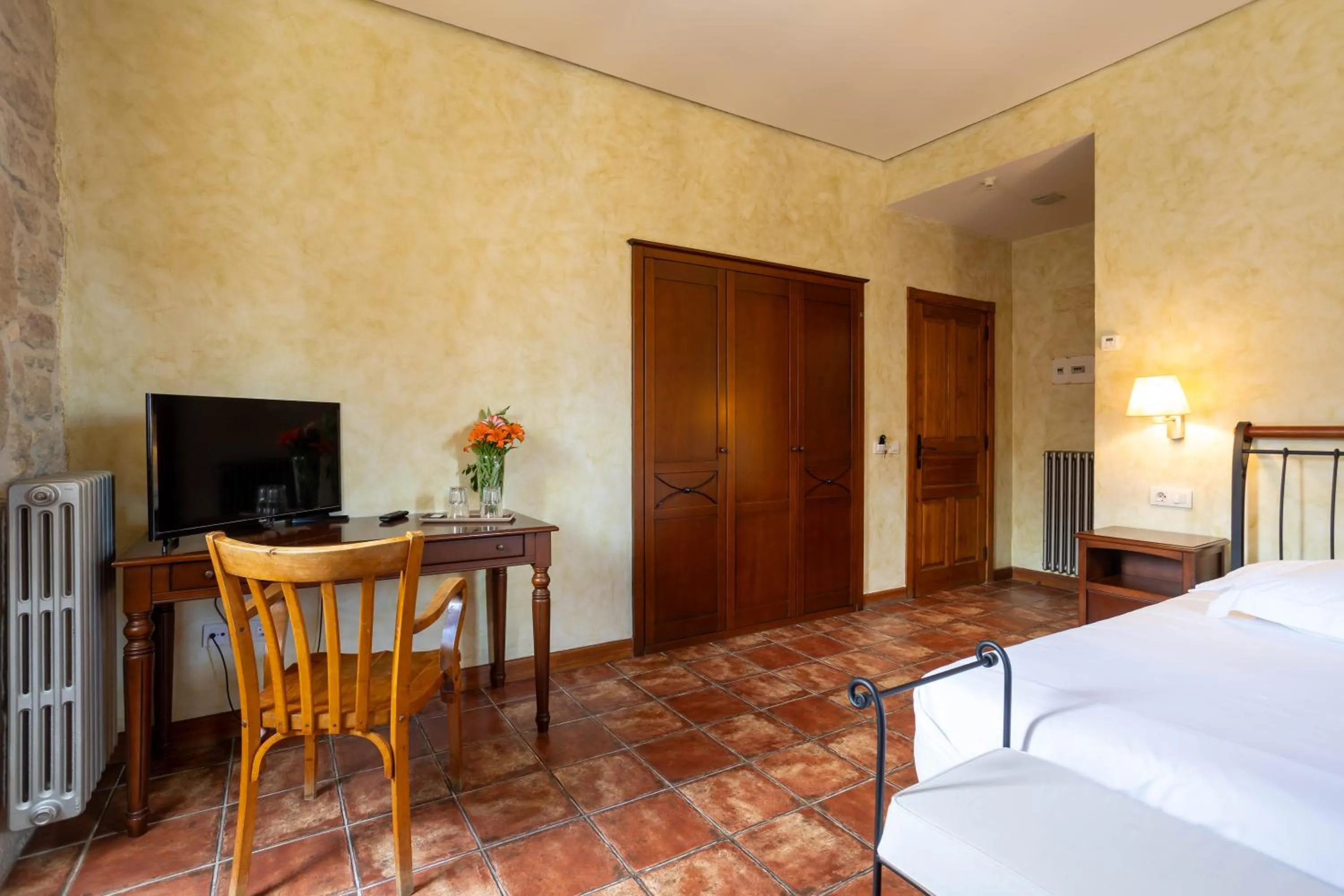 Photo of the whole room, Bed in Hotel Villa de Ábalos
