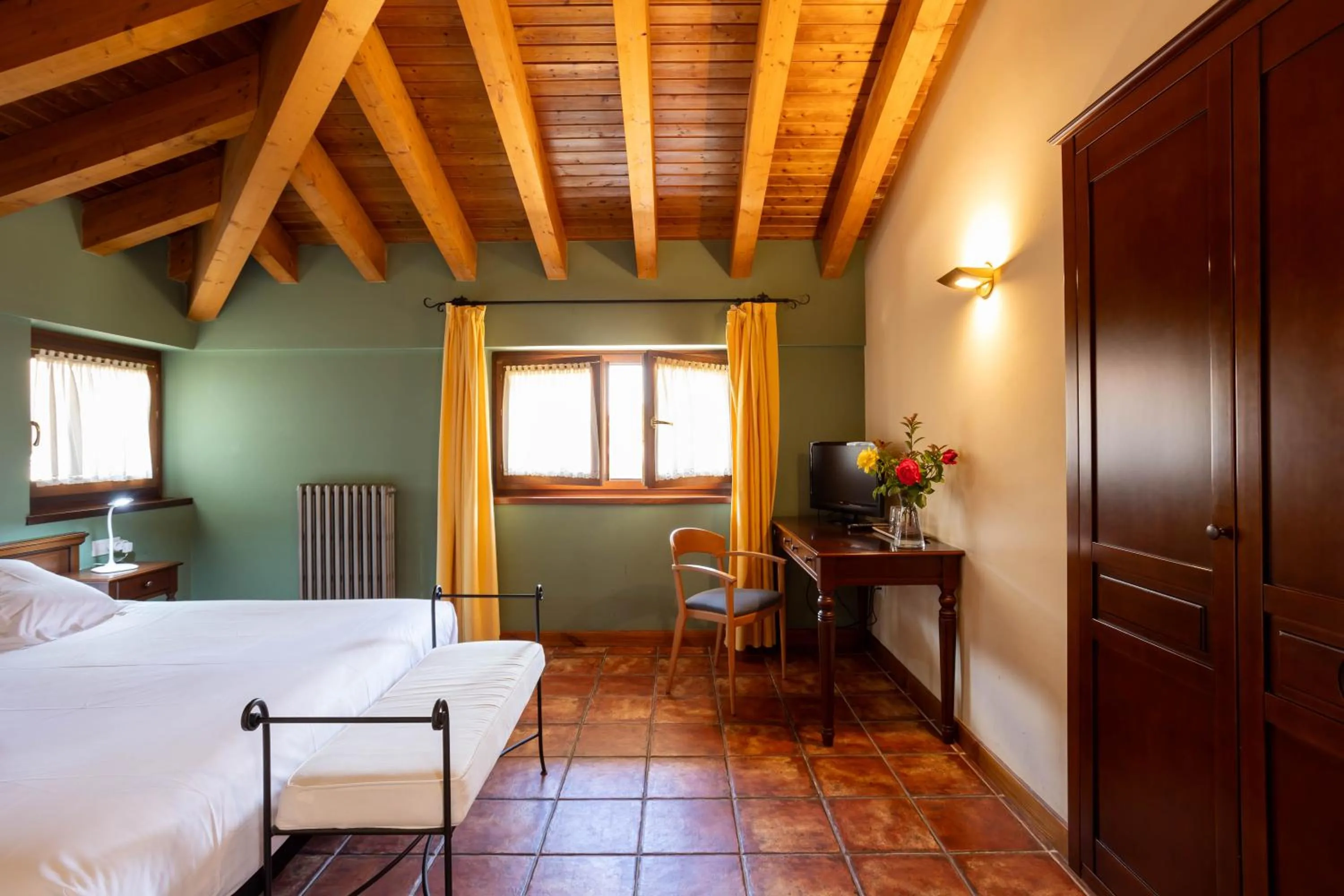 Photo of the whole room, Bed in Hotel Villa de Ábalos