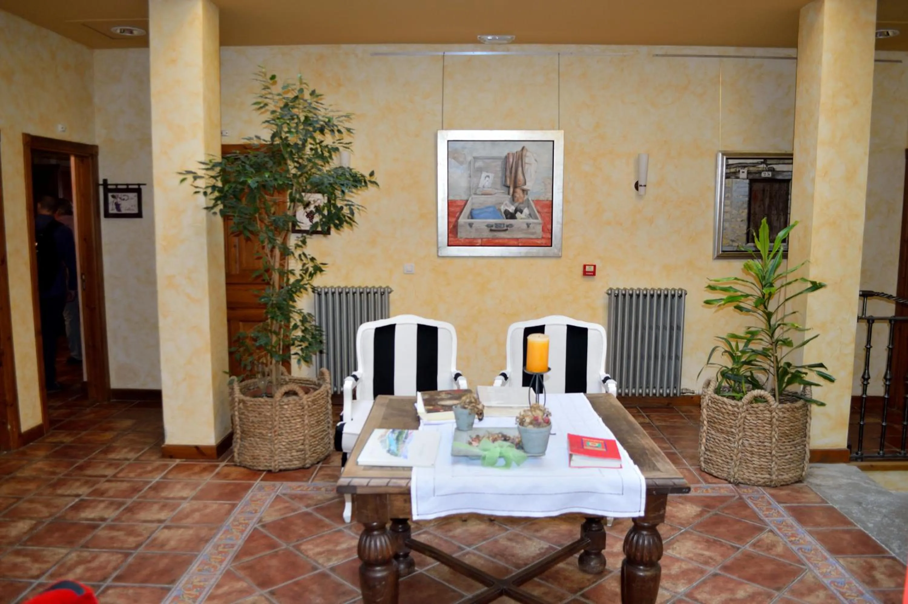 Communal lounge/ TV room in Hotel Villa de Ábalos