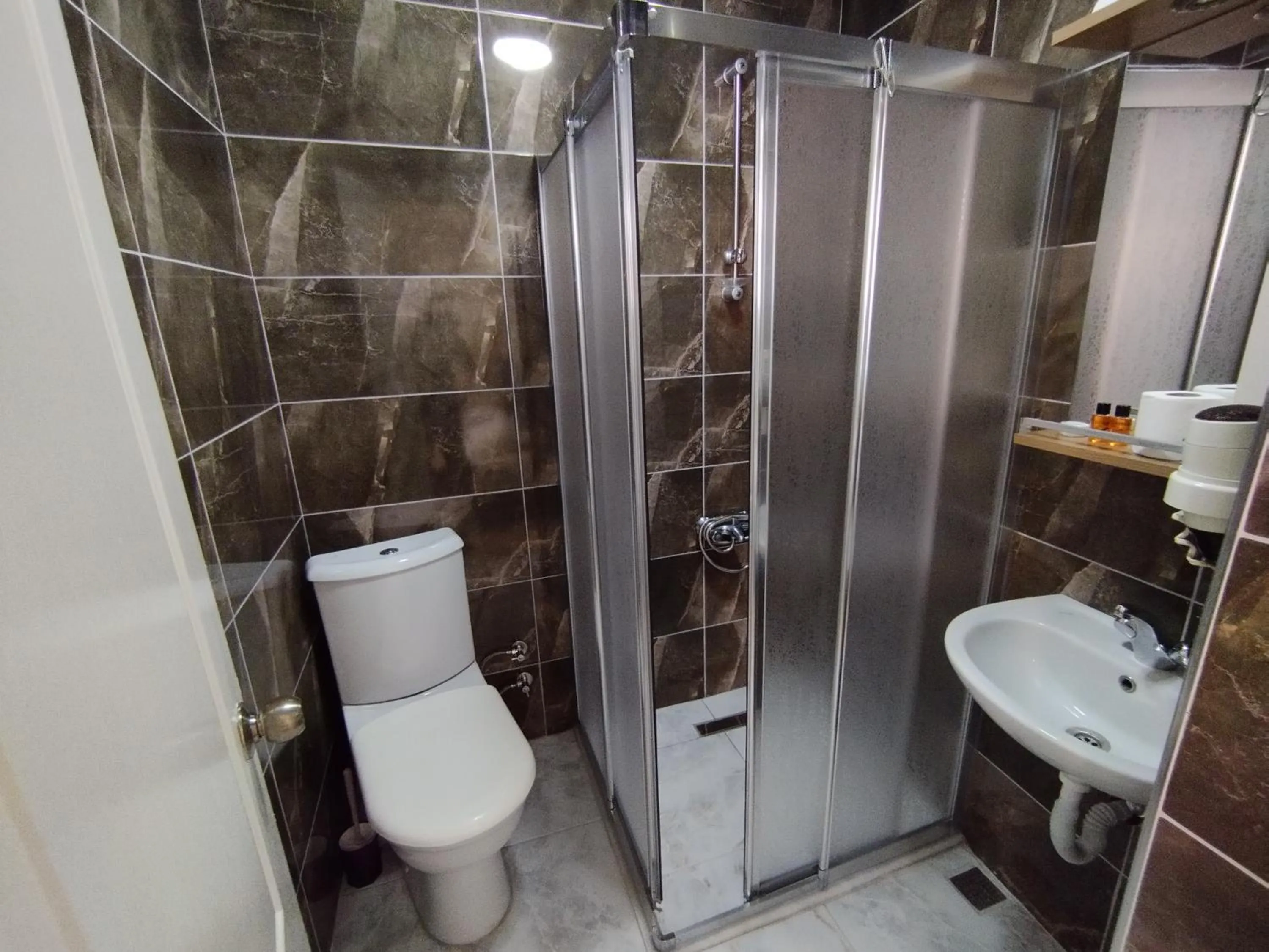 Shower in Anadolu Hotel