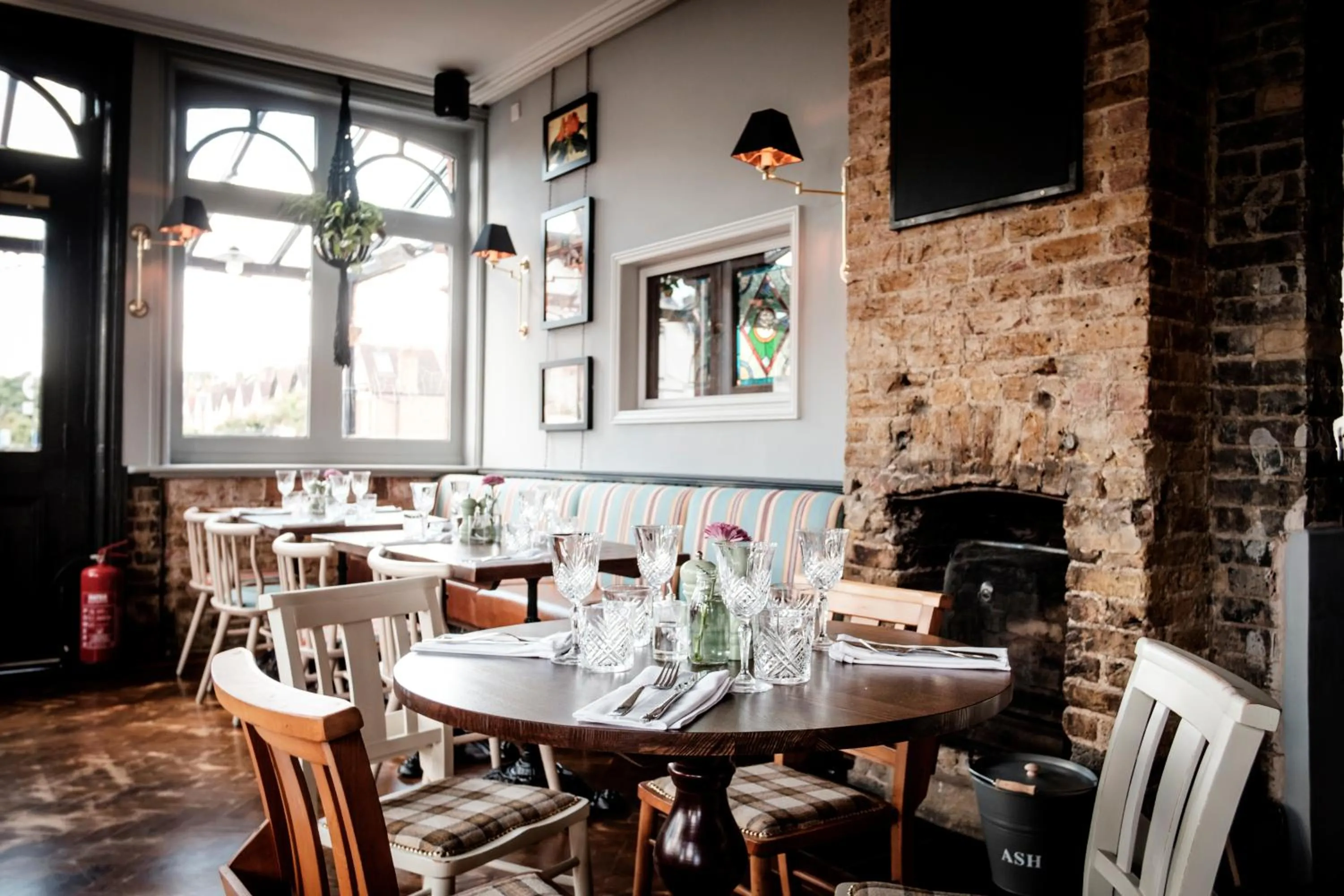 Restaurant/places to eat in The Queen's Head