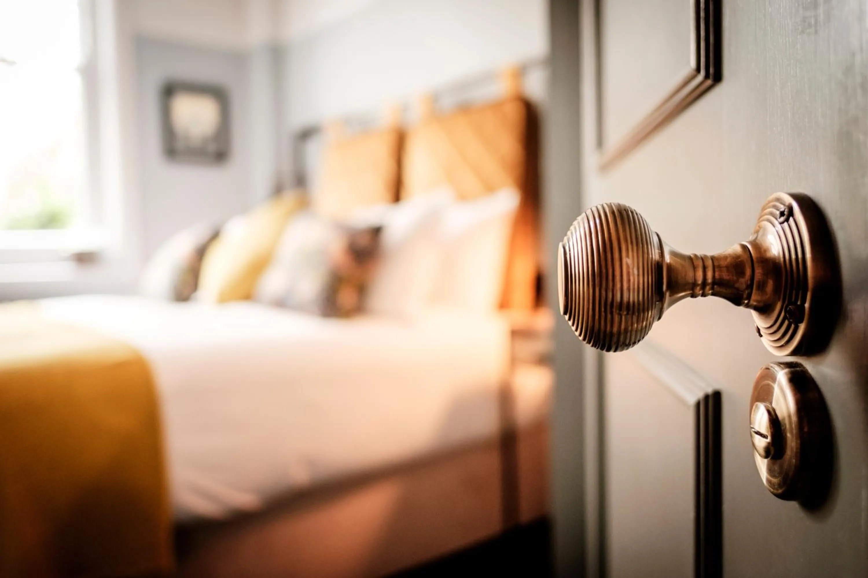 Photo of the whole room, Bed in The Queen's Head