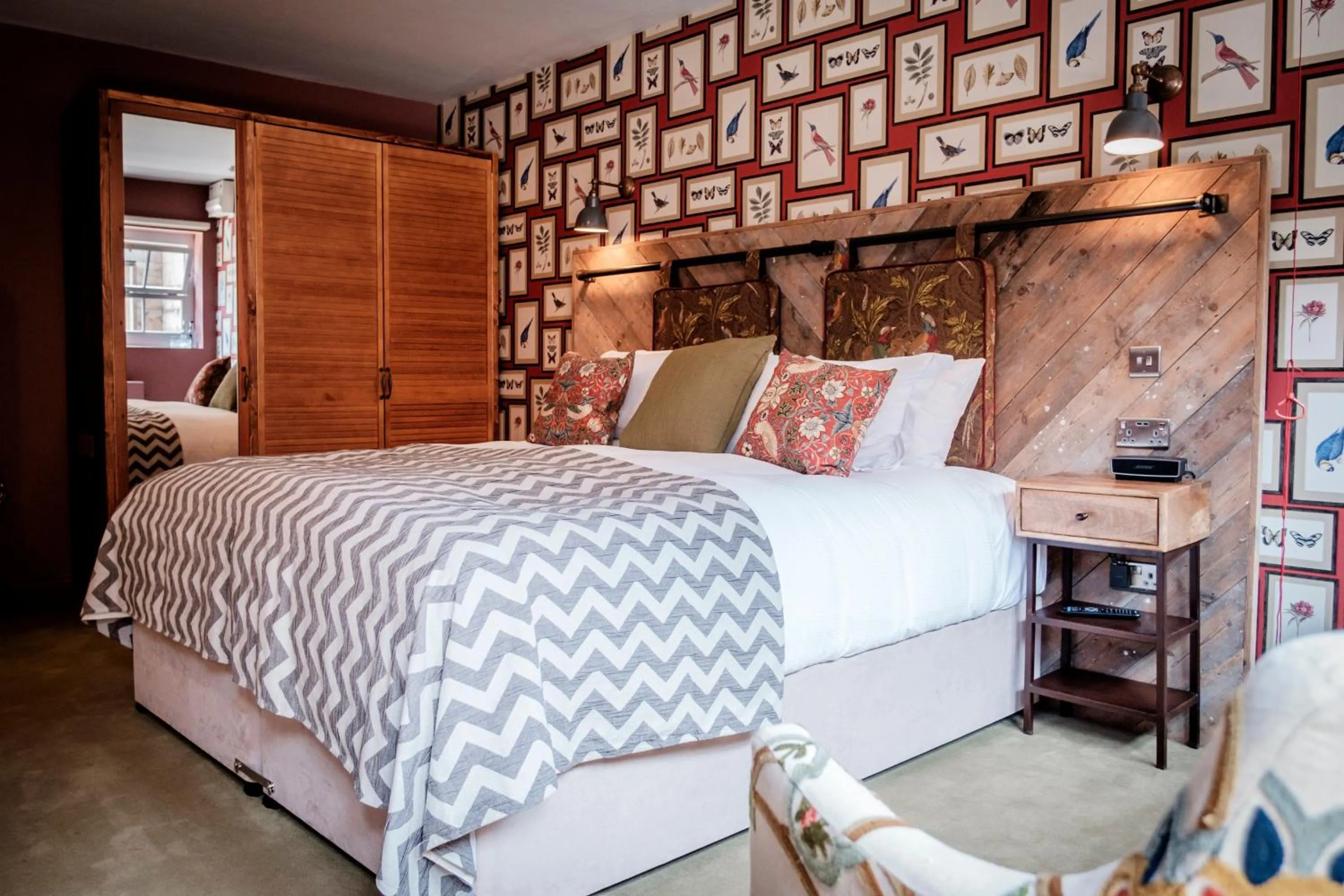 Photo of the whole room, Bed in The Queen's Head