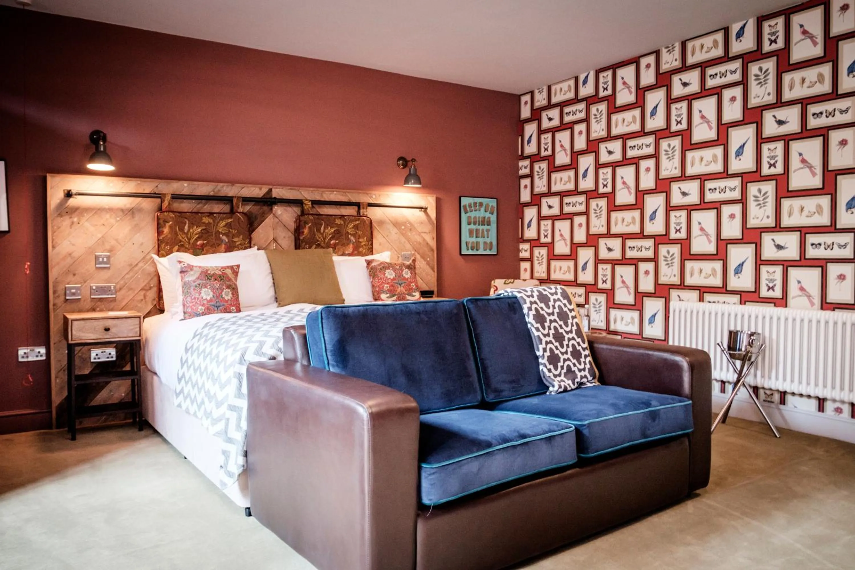 Photo of the whole room, Bed in The Queen's Head