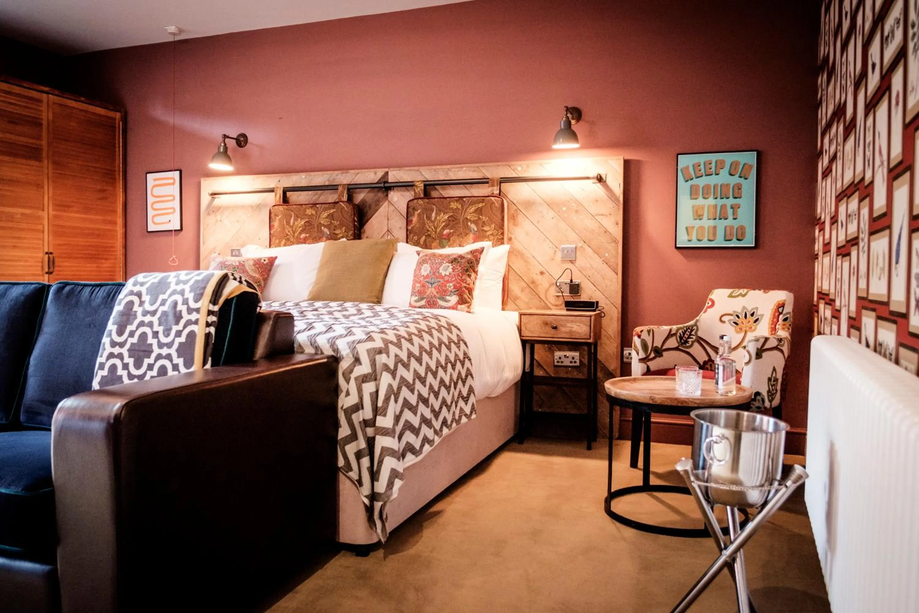 Photo of the whole room, Bed in The Queen's Head