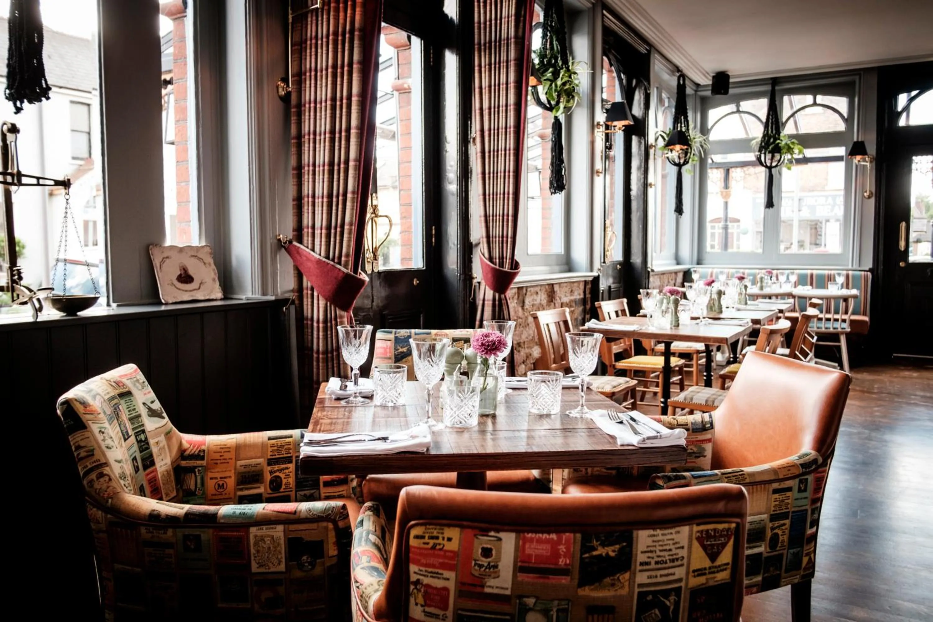 Restaurant/places to eat in The Queen's Head