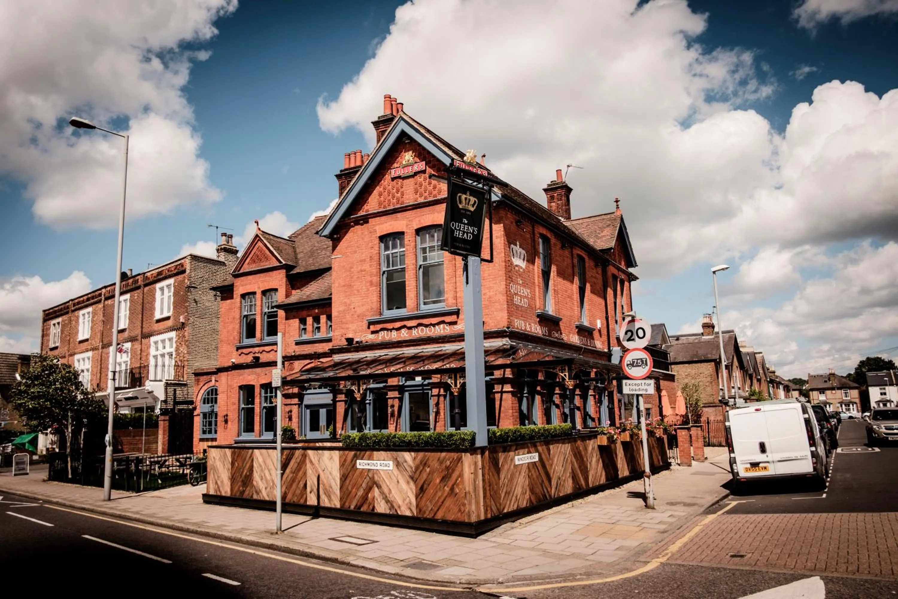 Facade/entrance in The Queen's Head