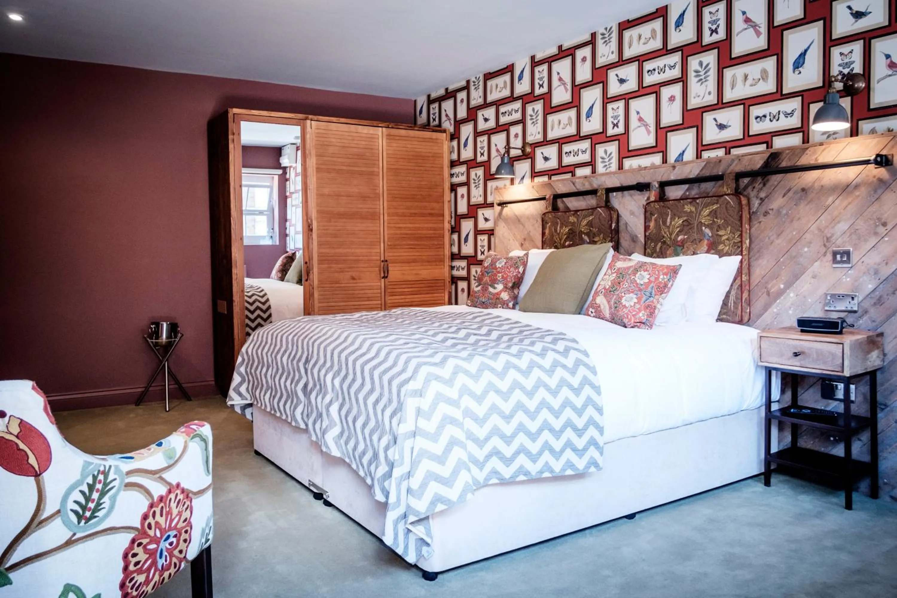 Photo of the whole room, Bed in The Queen's Head