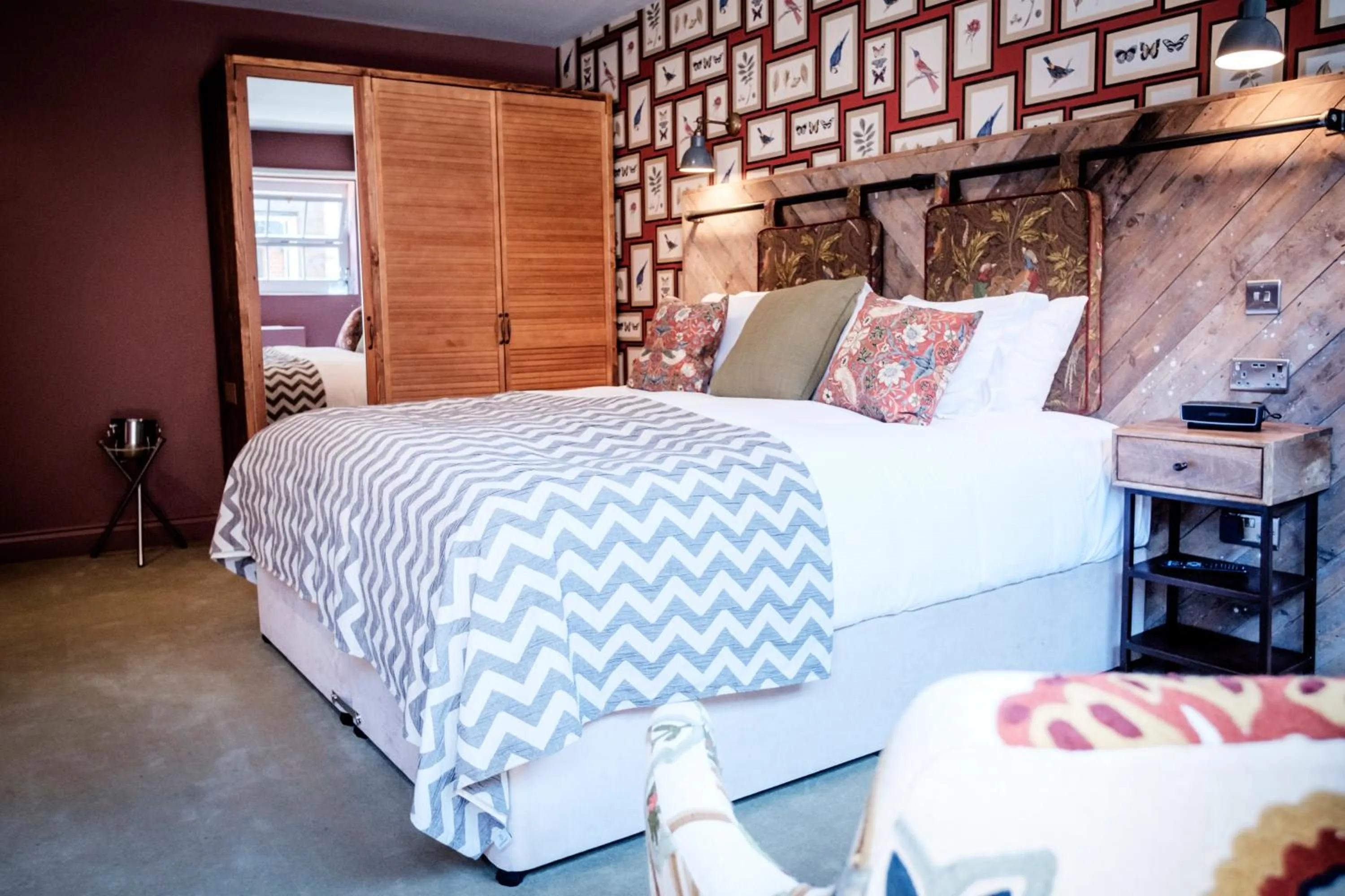 Photo of the whole room, Bed in The Queen's Head