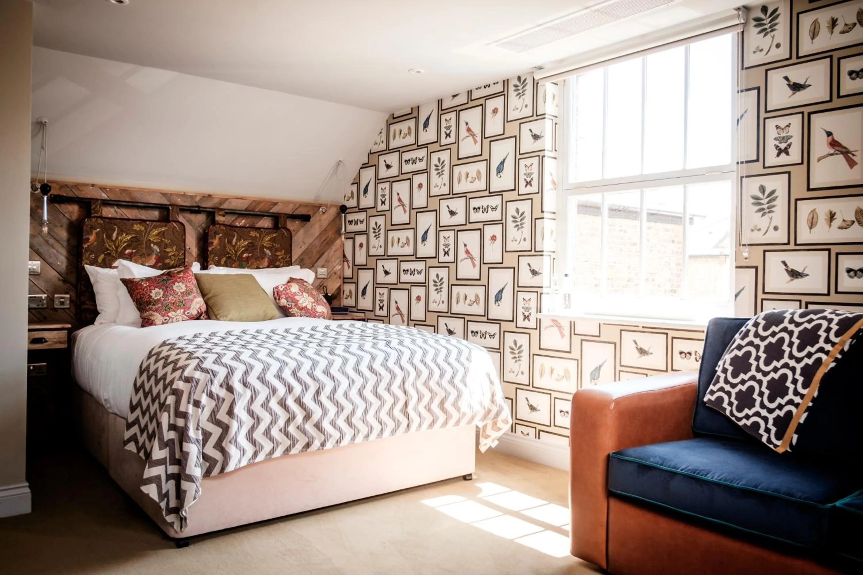 Photo of the whole room, Bed in The Queen's Head