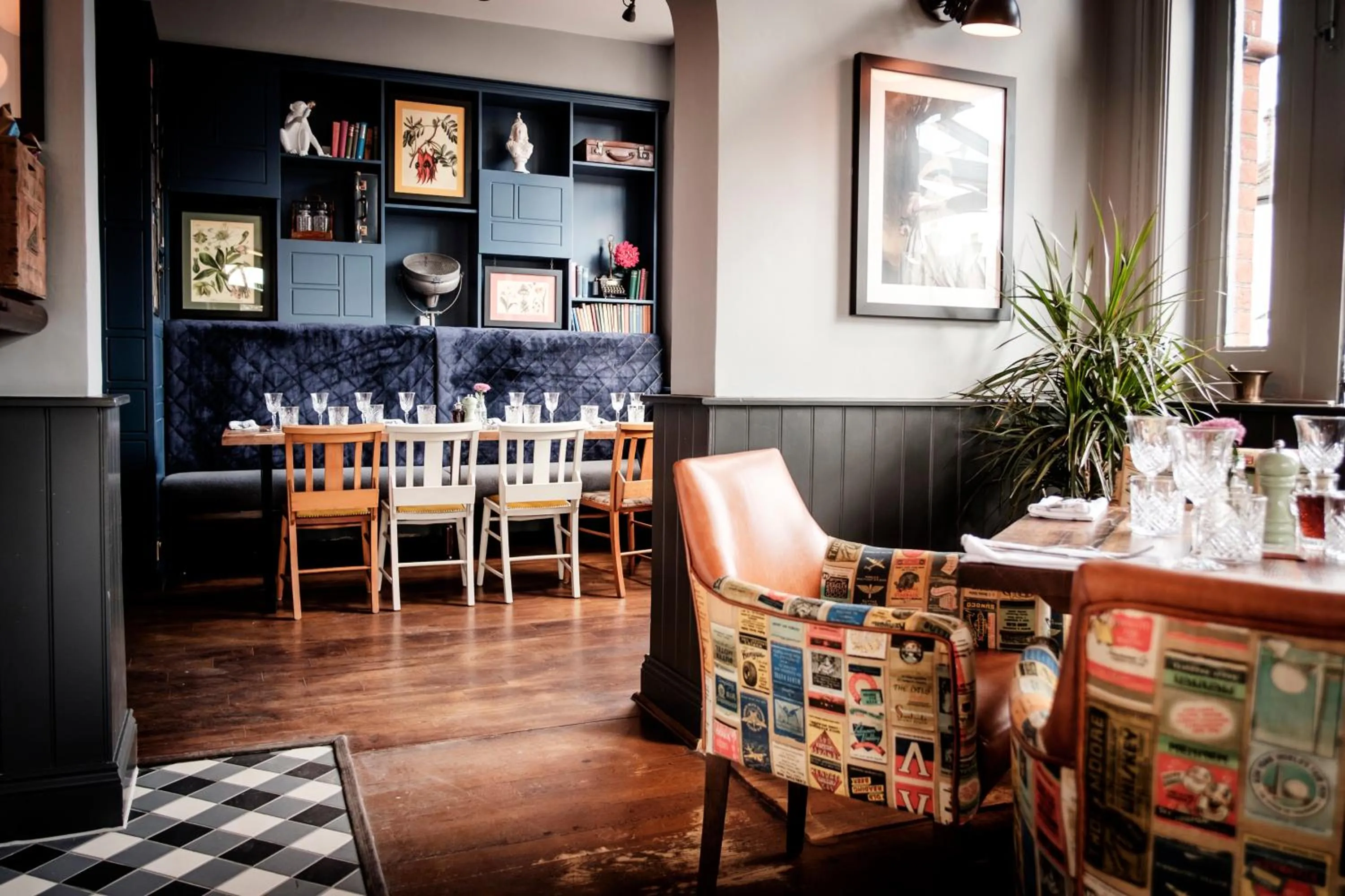 Restaurant/places to eat in The Queen's Head