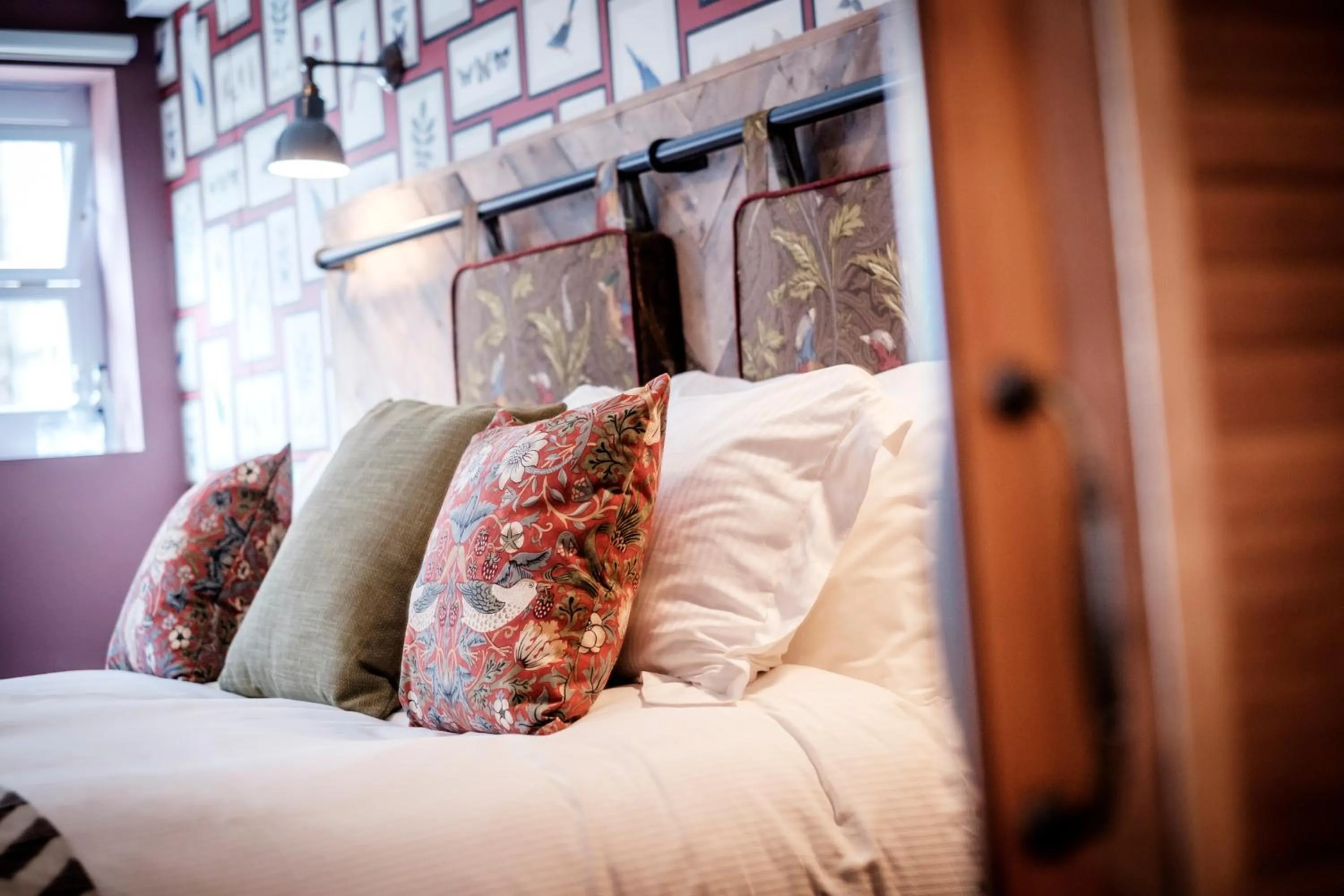 Other, Bed in The Queen's Head