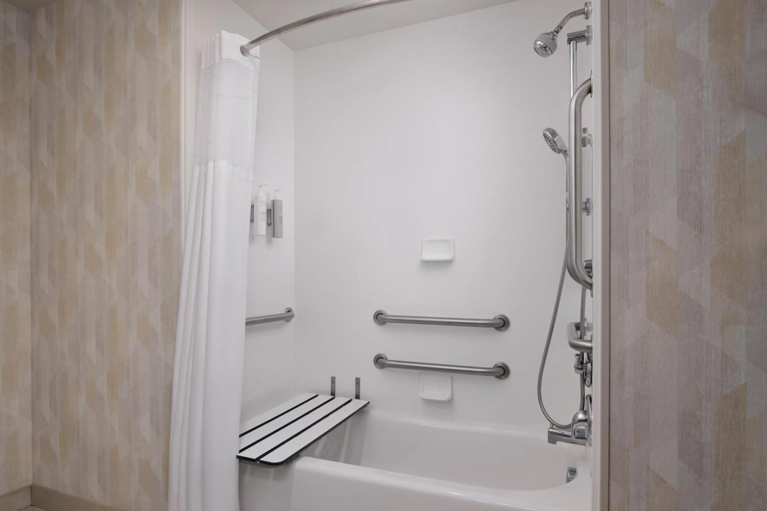 Bathroom in Hampton Inn Waynesboro