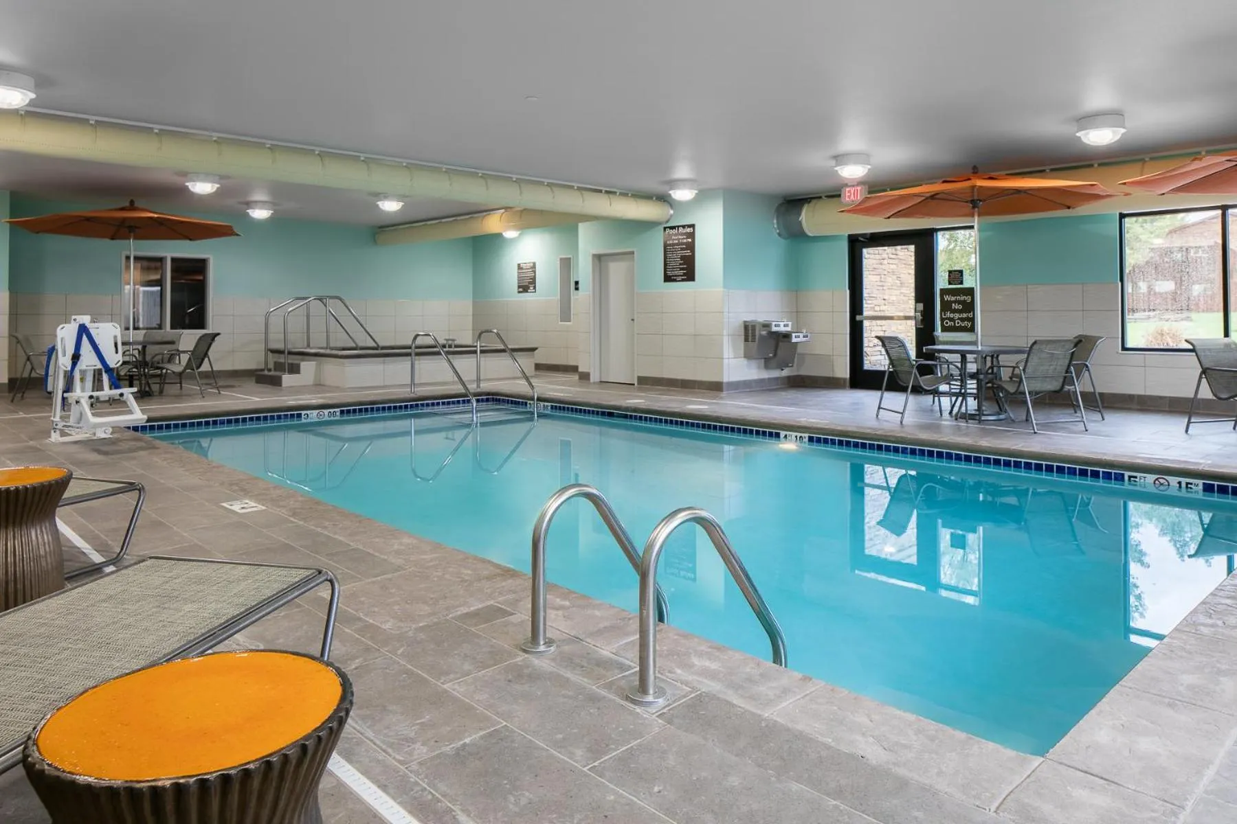 Swimming pool in Hampton Inn & Suites Mason City, IA