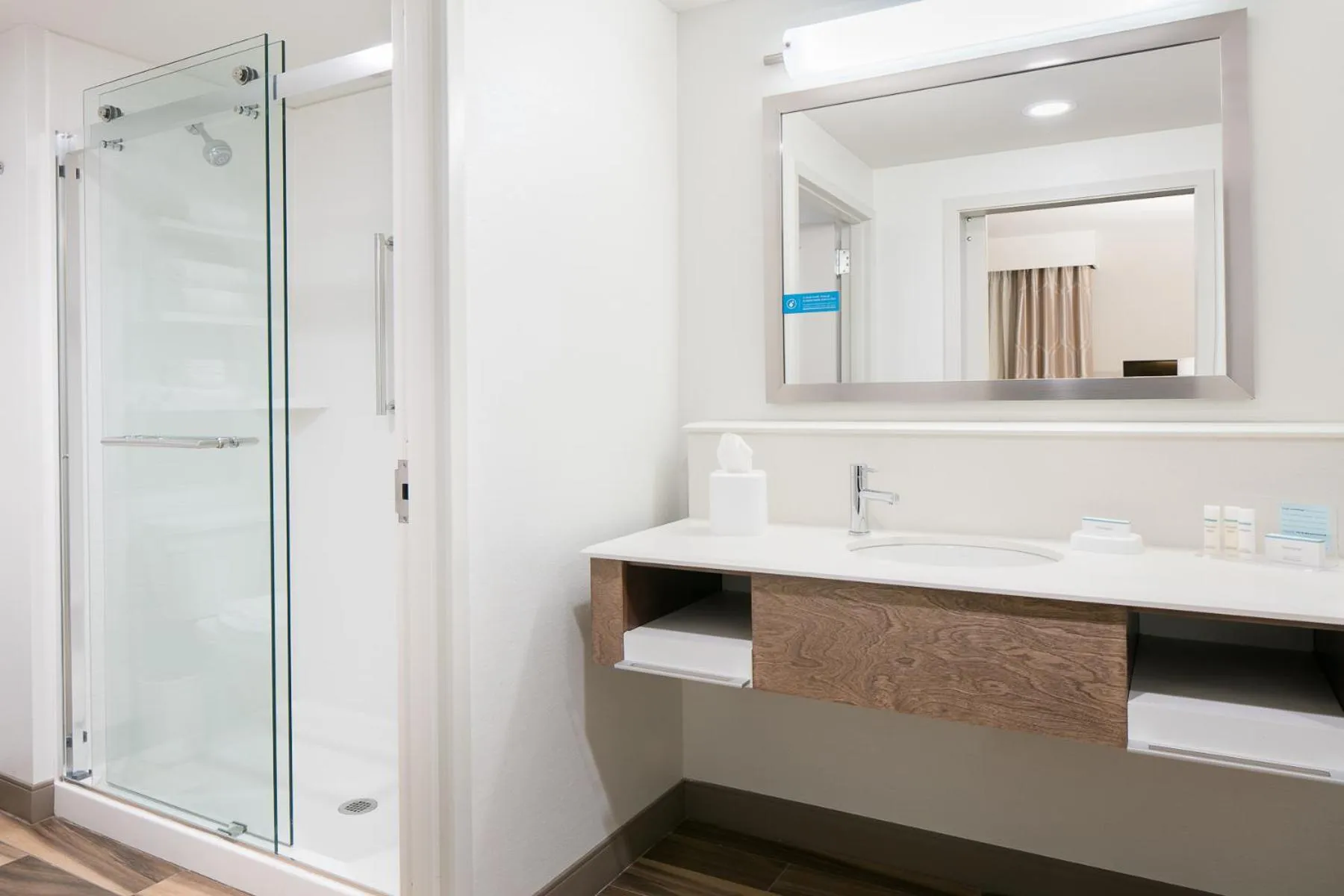 Shower in Hampton Inn & Suites Mason City, IA