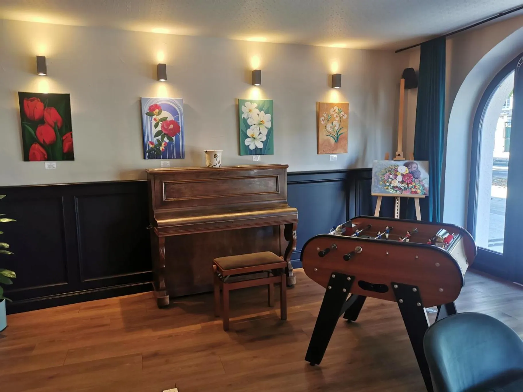 Communal lounge/ TV room in Hotel Normandy