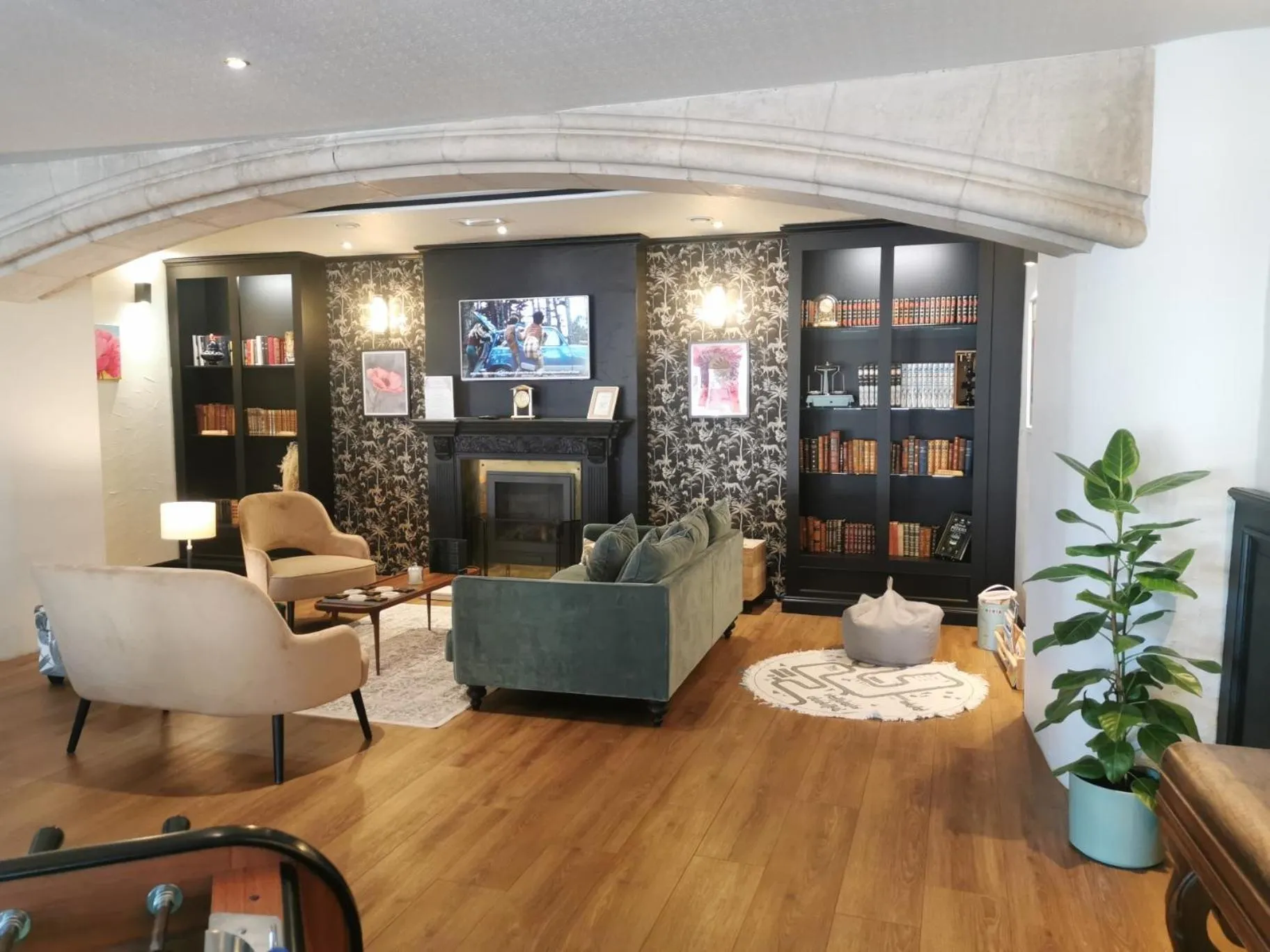 Communal lounge/ TV room in Hotel Normandy