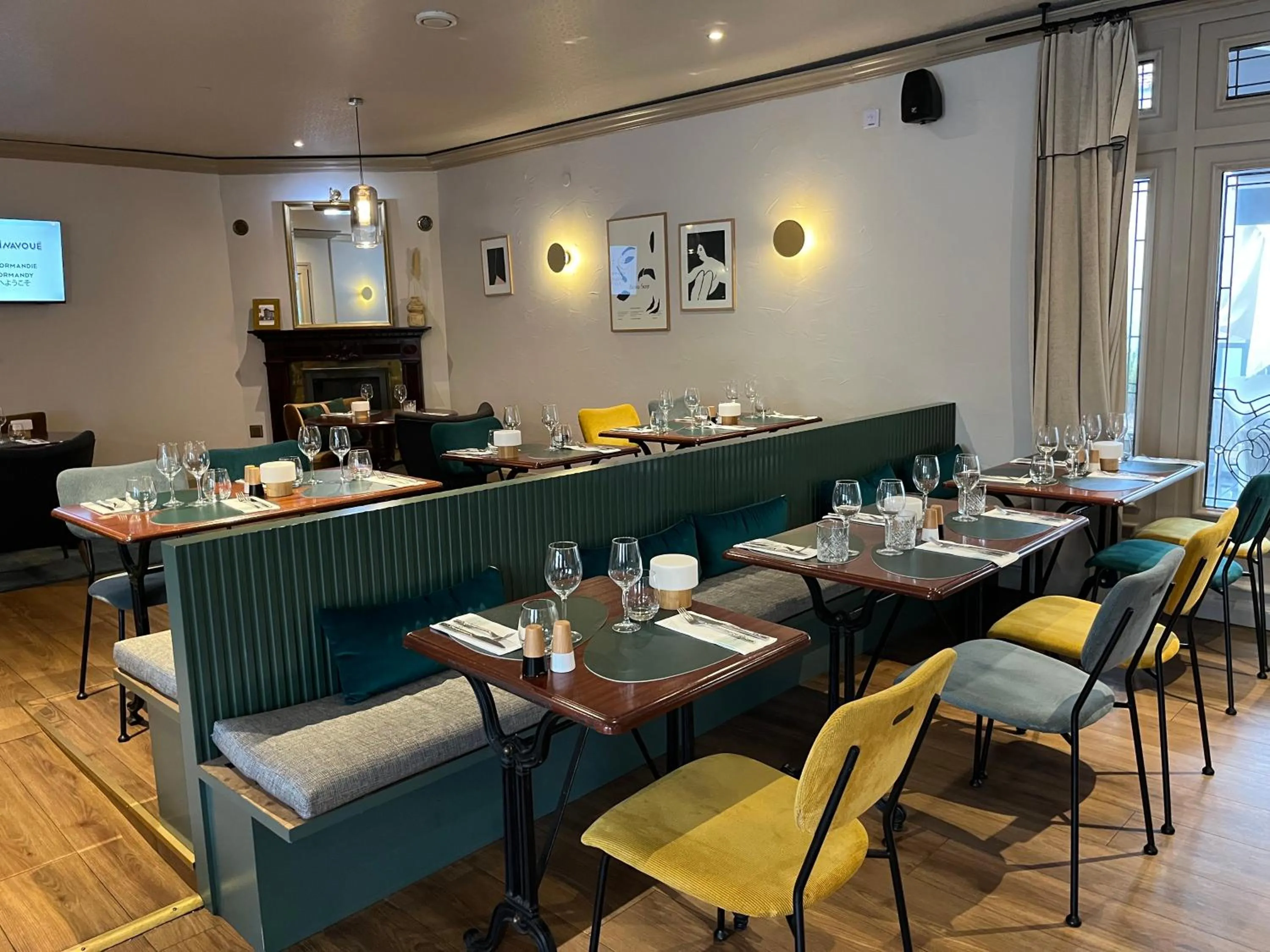 Restaurant/places to eat in Hotel Normandy