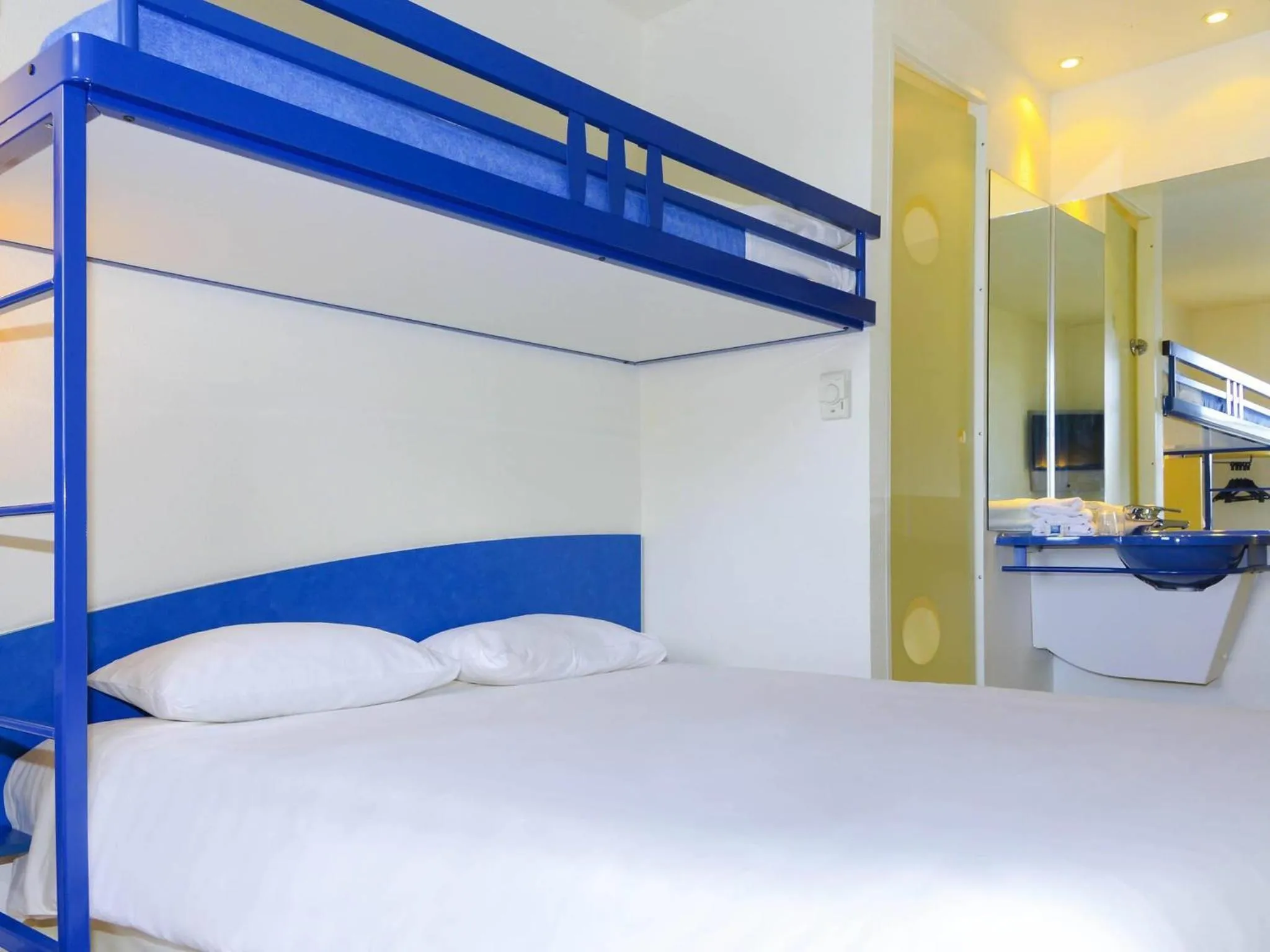Bedroom, Bed in ibis budget Nevers Varennes Vauzelles