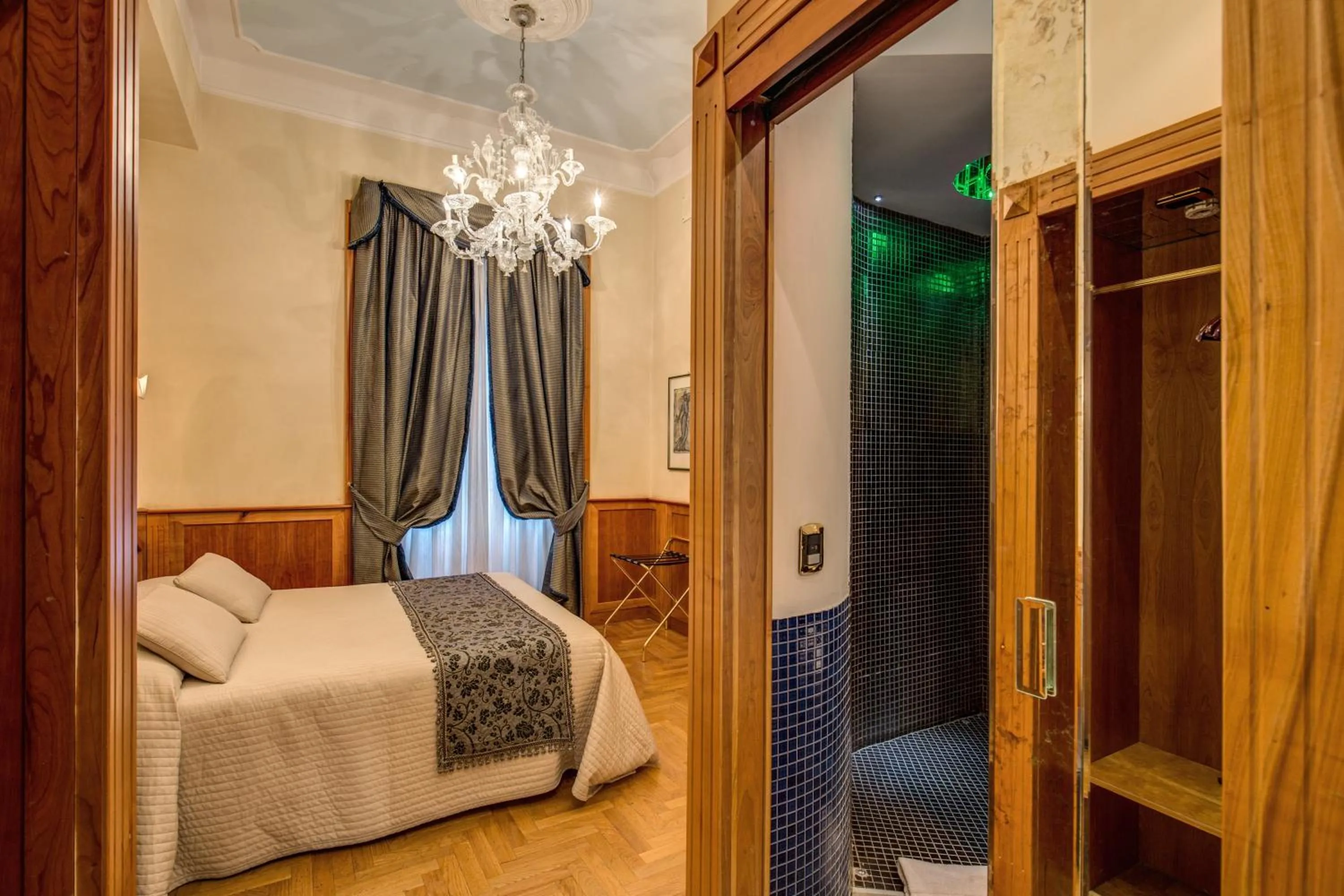 Shower, Bed in Relais Conte Di Cavour De Luxe