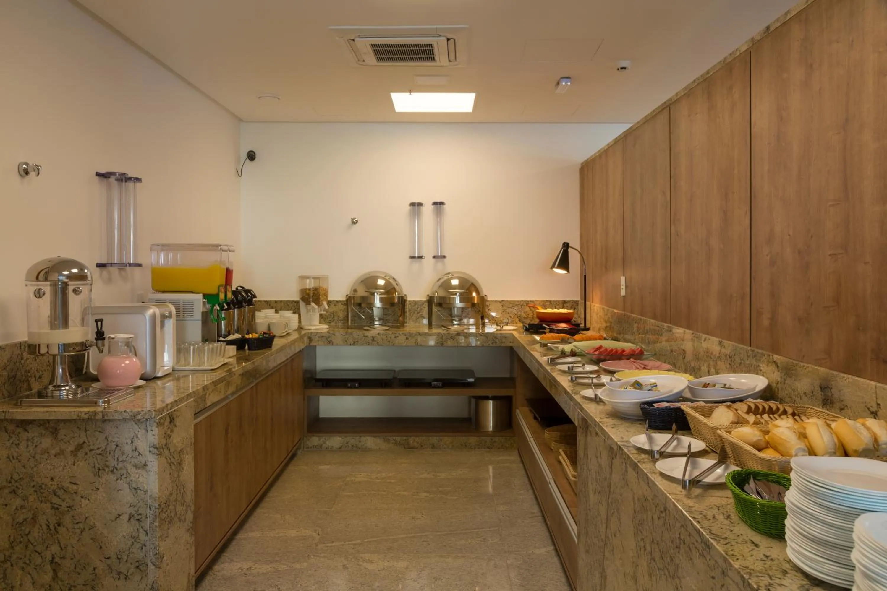 Restaurant/places to eat in Go Inn Vitória