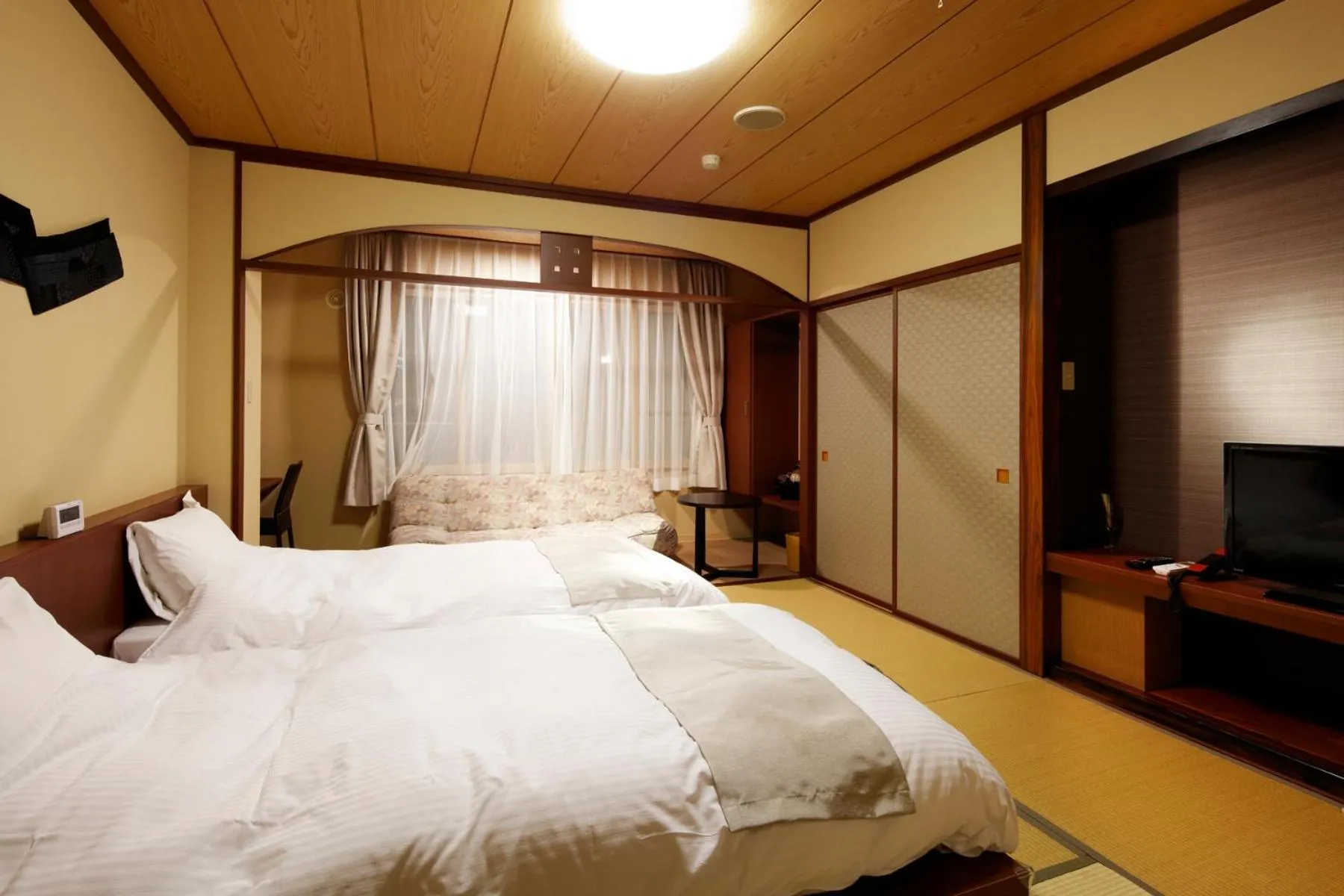 Photo of the whole room, Bed in Yunokawa Onsen Emi Hakodateya
