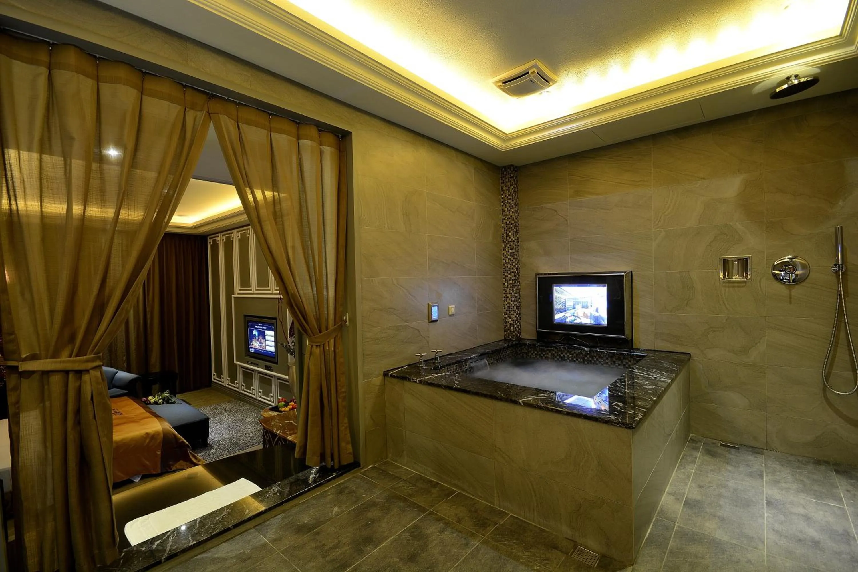 Bathroom, Bed in Hea Duenn Motel