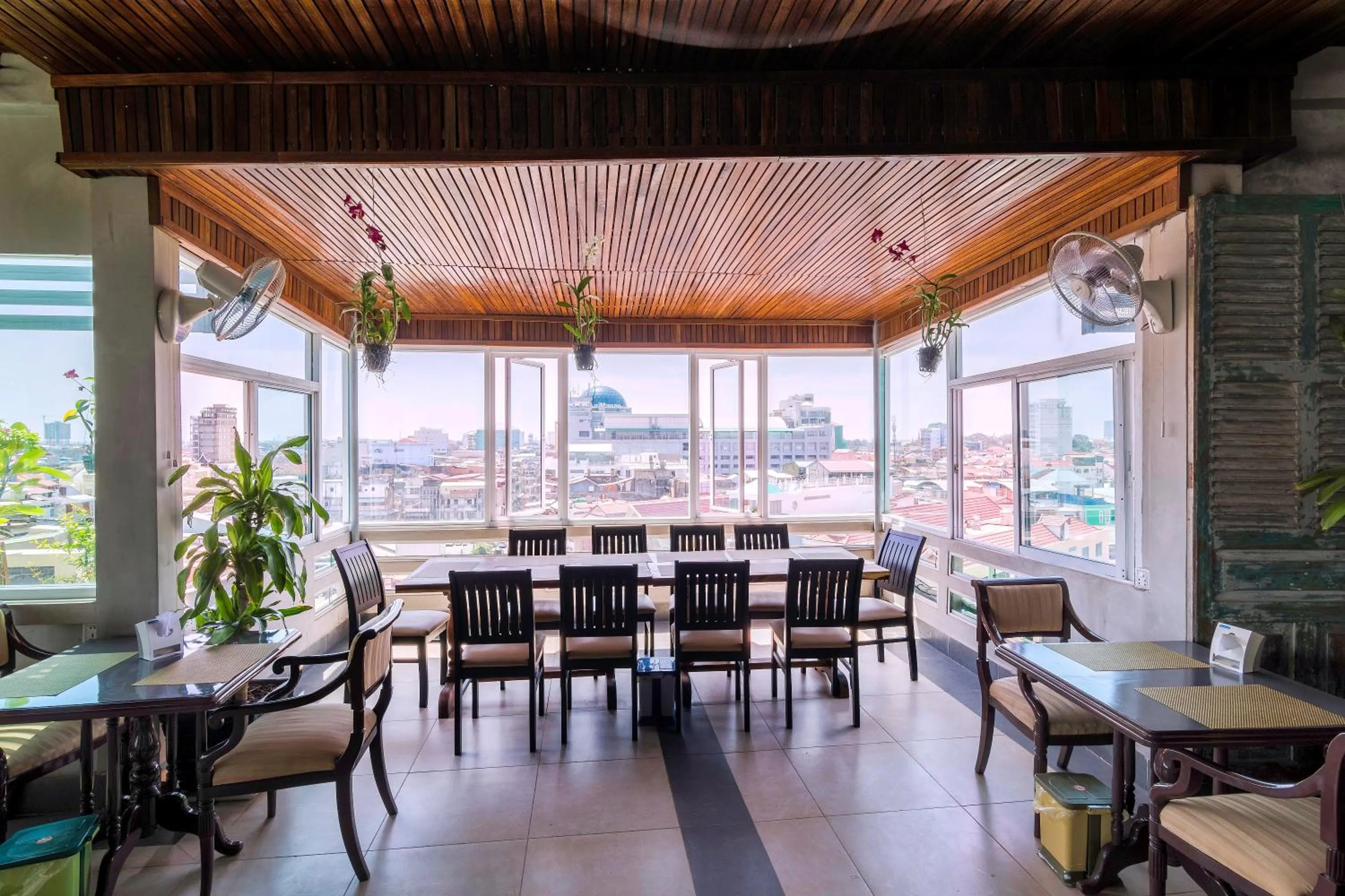 Restaurant/places to eat in Paradise Hotel