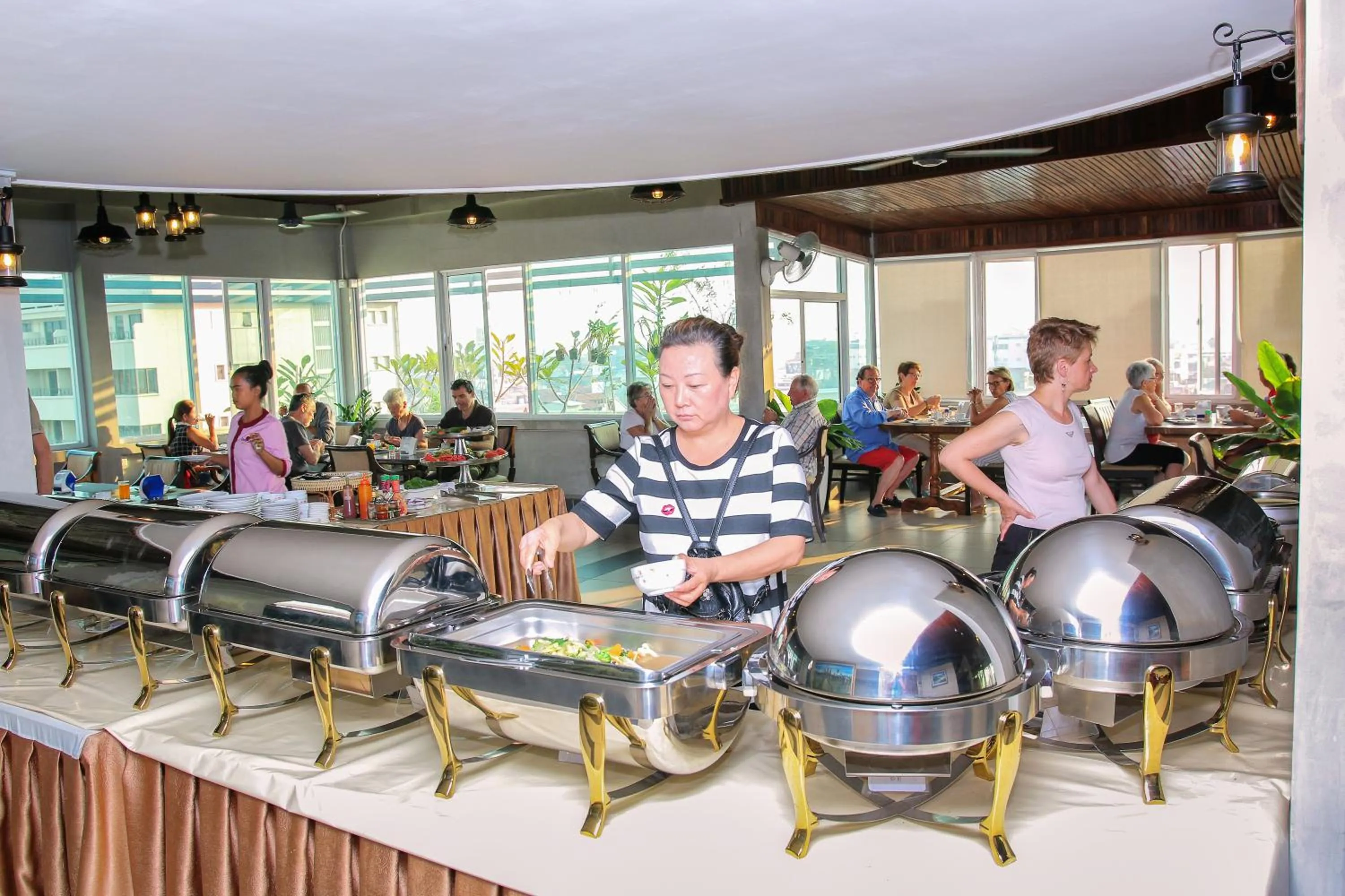 Restaurant/places to eat in Paradise Hotel