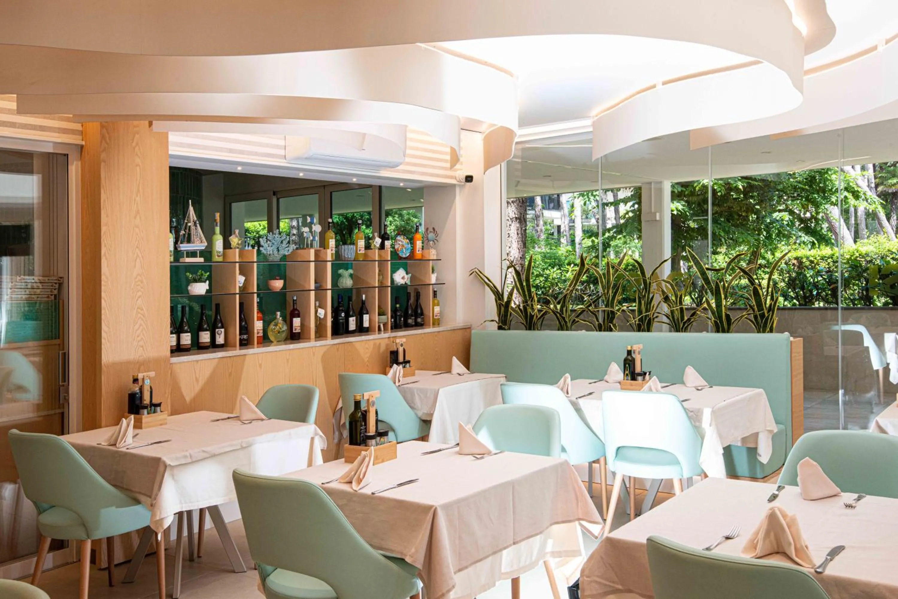 Restaurant/places to eat in Hotel Oasi