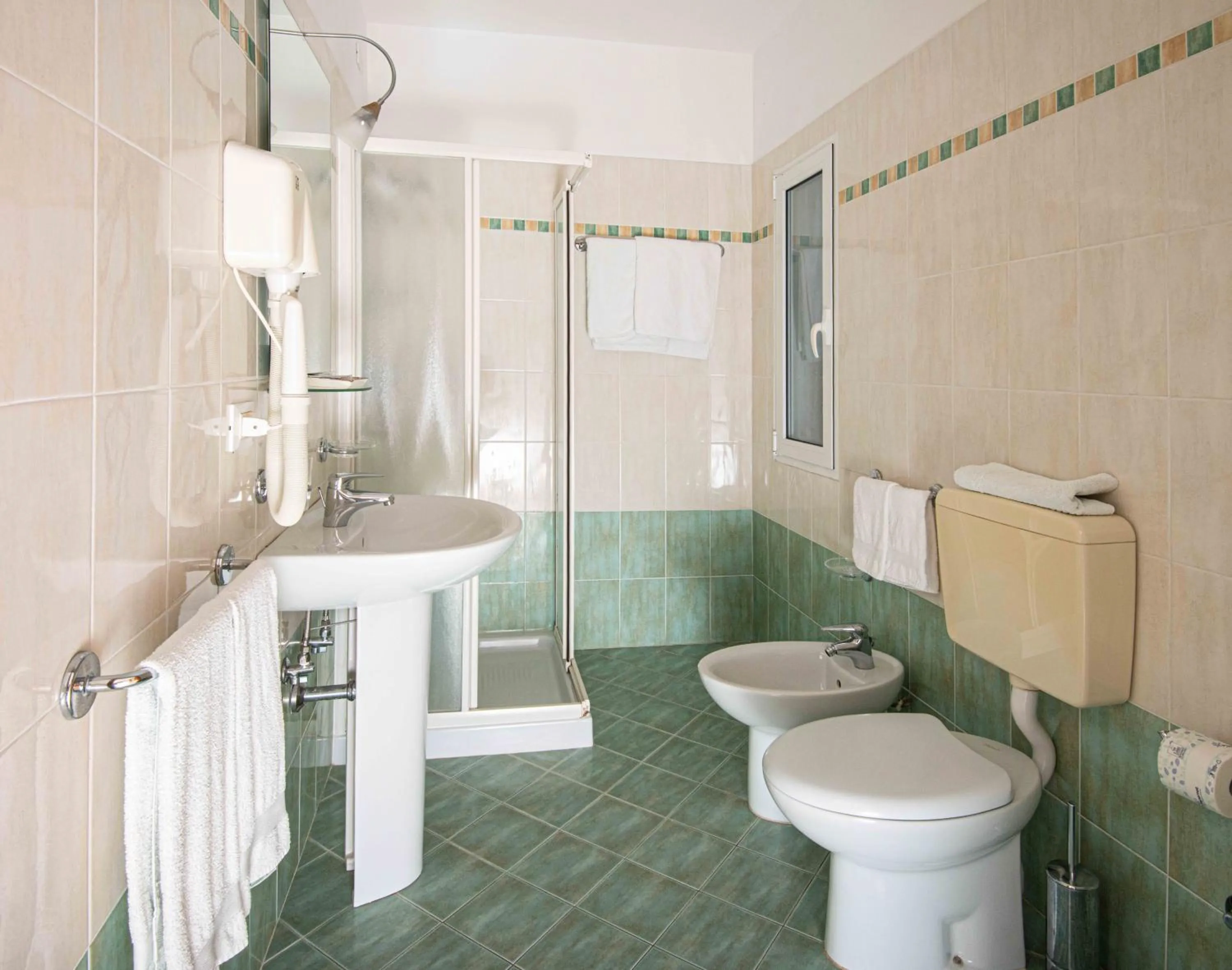 Shower in Hotel Oasi