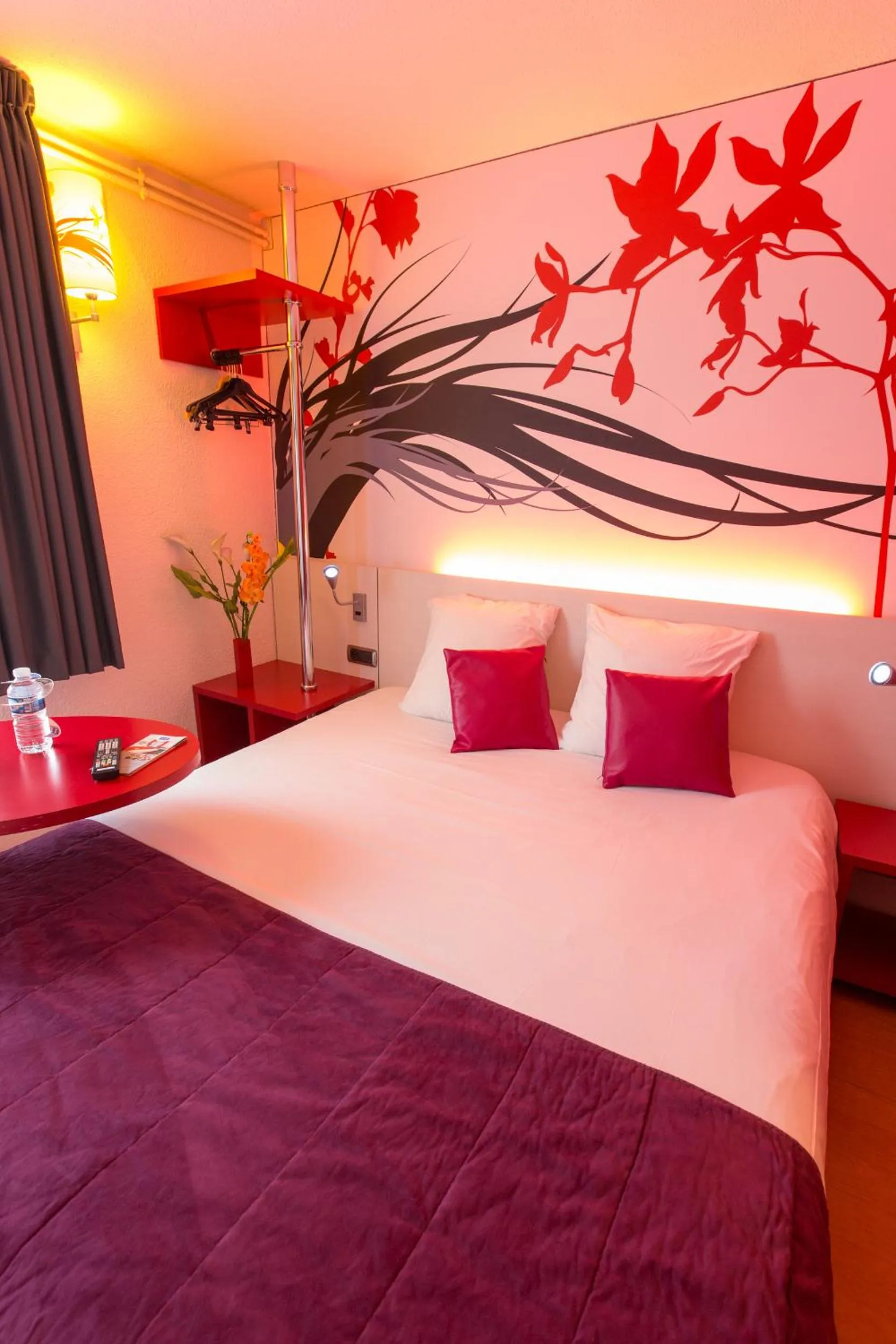 Bedroom, Bed in Hotel Inn Design Sedan